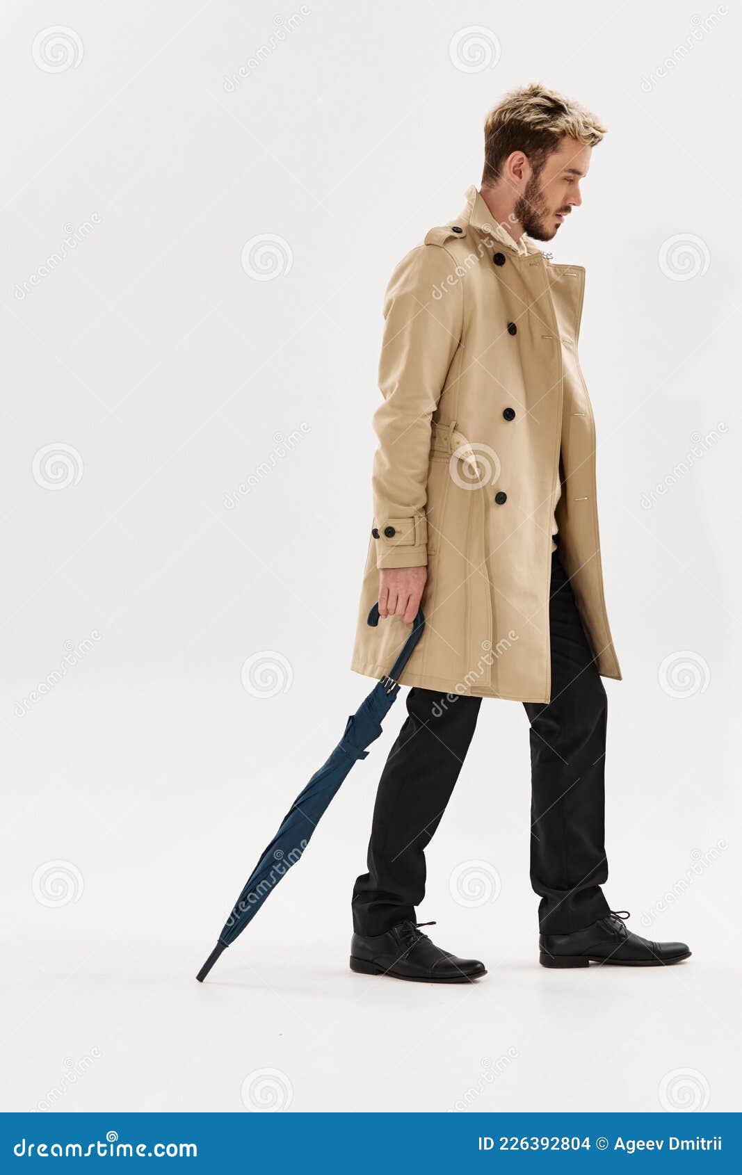 Un Hombre Con Un Paraguas De Moda De Corte De Pelo En Sus Abrigo Protección Contra Lluvia Hombres Moda Foto de archivo - Imagen de checkered, ocasional: 226392804
