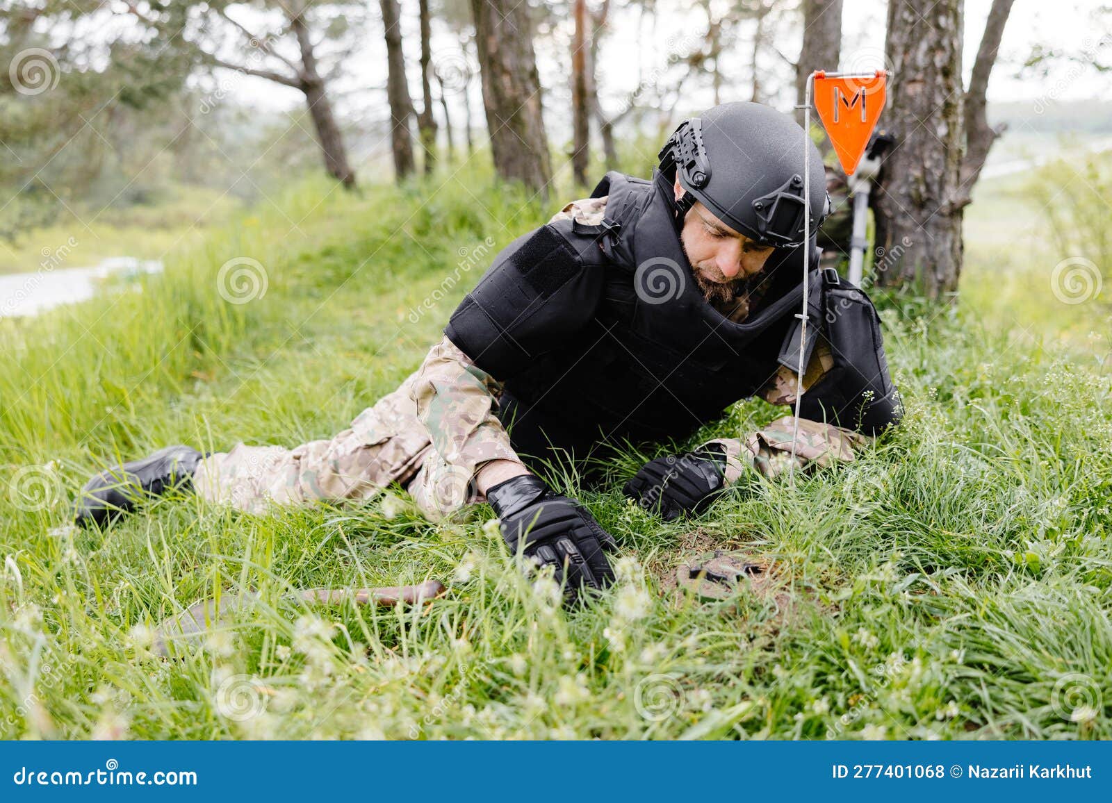 Un Hombre Con Uniforme Militar Y Un Chaleco Antibalas Trabaja En El Bosque  Para Desminar El Territorio. Un Hombre Advierte Del Pel Foto de archivo -  Imagen de potencia, armadura: 277401068