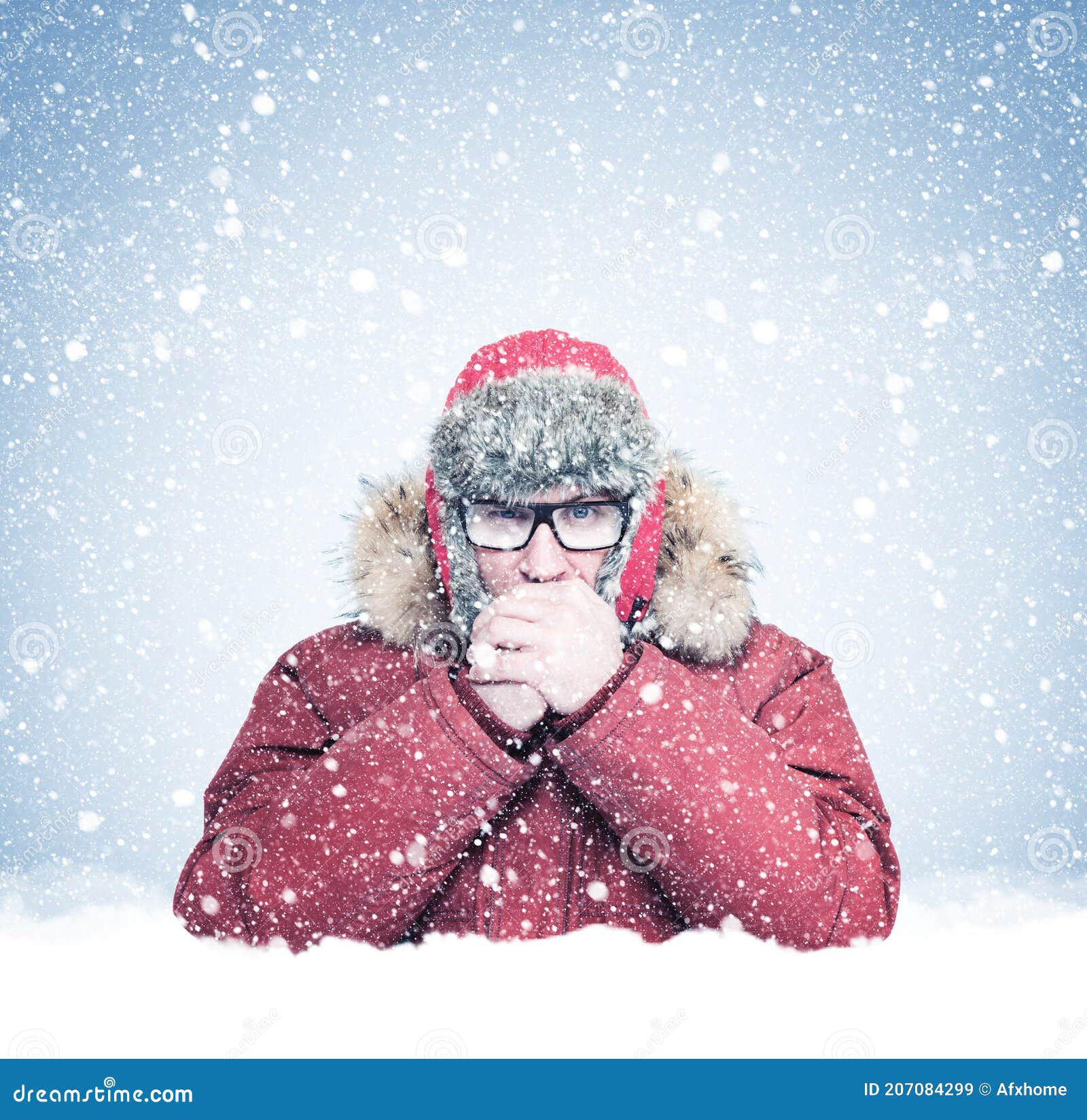 Un Hombre Congelado Con Gafas Y Ropa De Invierno Parado En La Nieve Y Le Da  Las Manos Alrededor De La Nieve Una Ventisca Imagen de archivo - Imagen de  inferior, fondo
