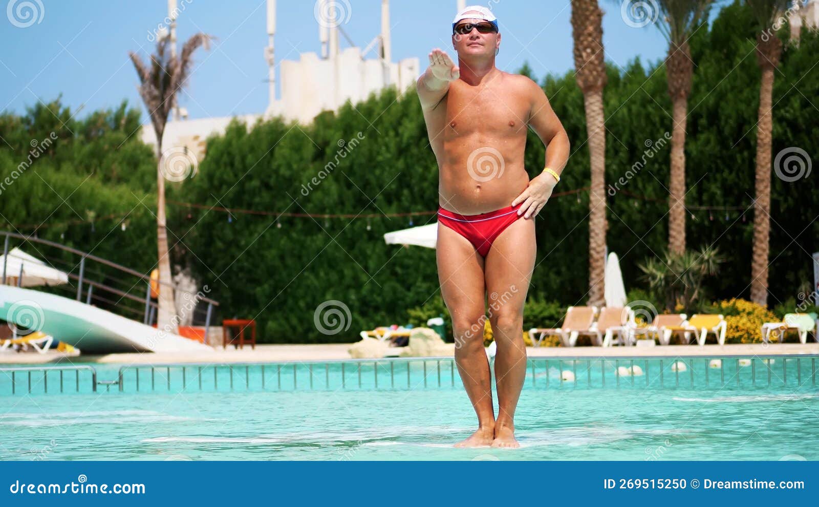 Hombre Con Gafas De Sol En La Piscina · Foto de stock gratuita