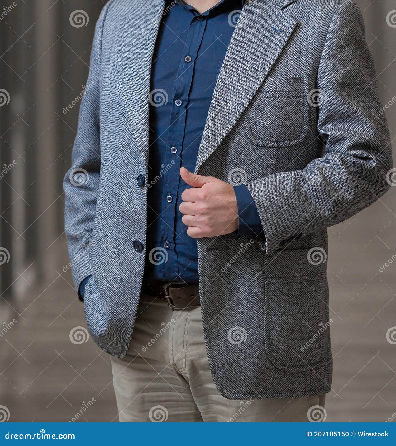 Un Hombre De Buen Aspecto Irreconocible Con Un Traje Gris Y Una Camisa  Posando Sobre Un Fondo Azul Foto de archivo - Imagen de adulto, oficina:  207105150
