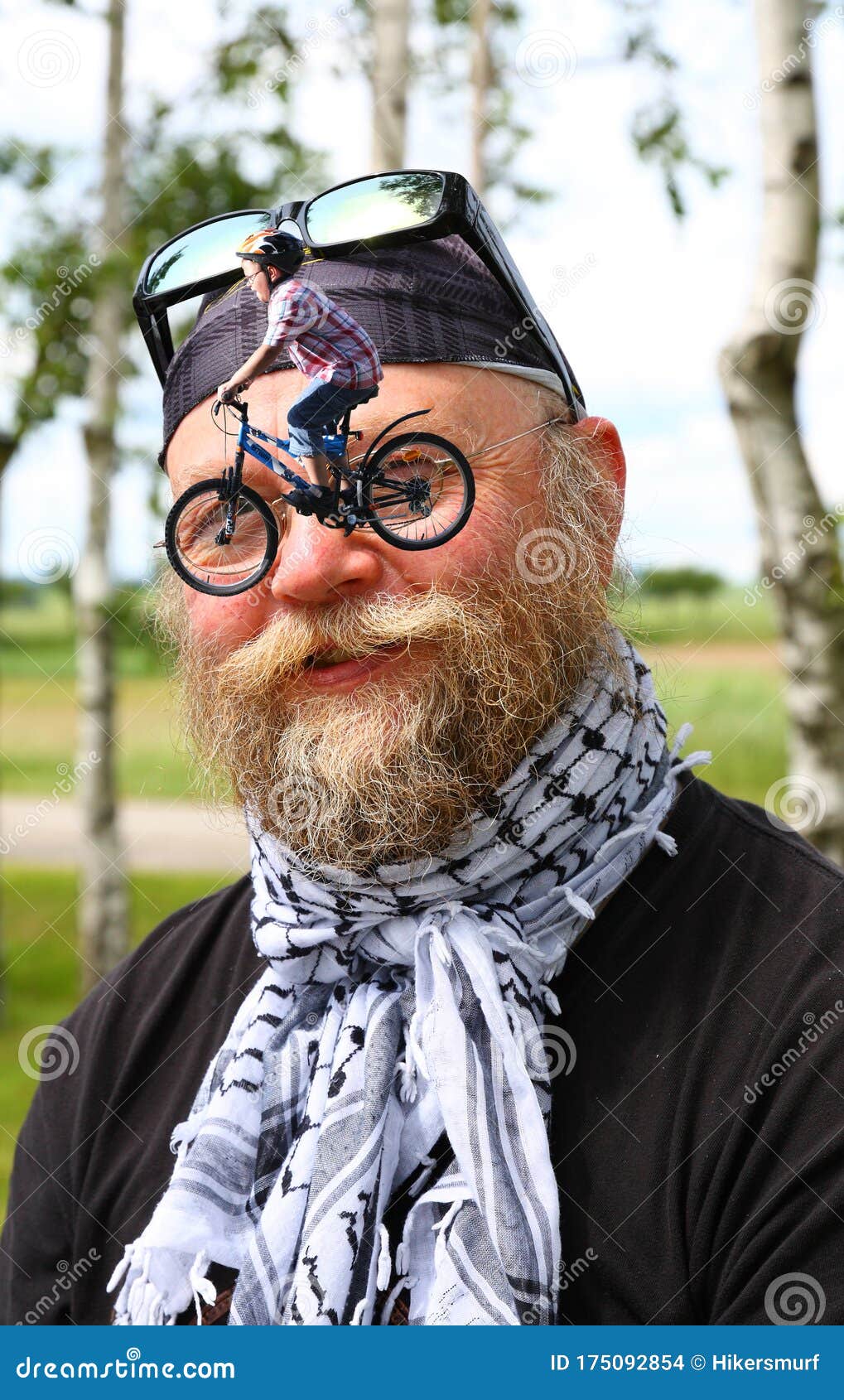 Un Hombre De Collage Con Gafas De Bicicleta De Nariz En La Nariz Foto de  archivo - Imagen de fondo, rueda: 175092854