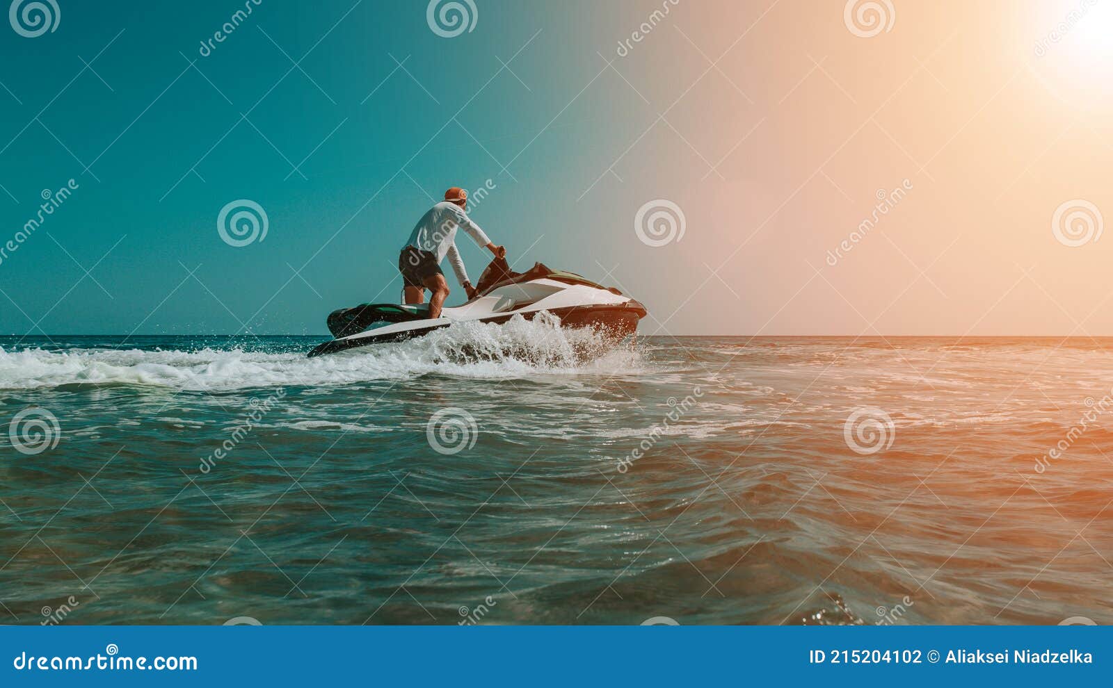 Un Hombre En Un Paseo En Moto De Agua El Mar Y El Océano En Ropa Clima Caliente Con Los Rayos Del Sol Brillante Y Nubes Co Foto de archivo -