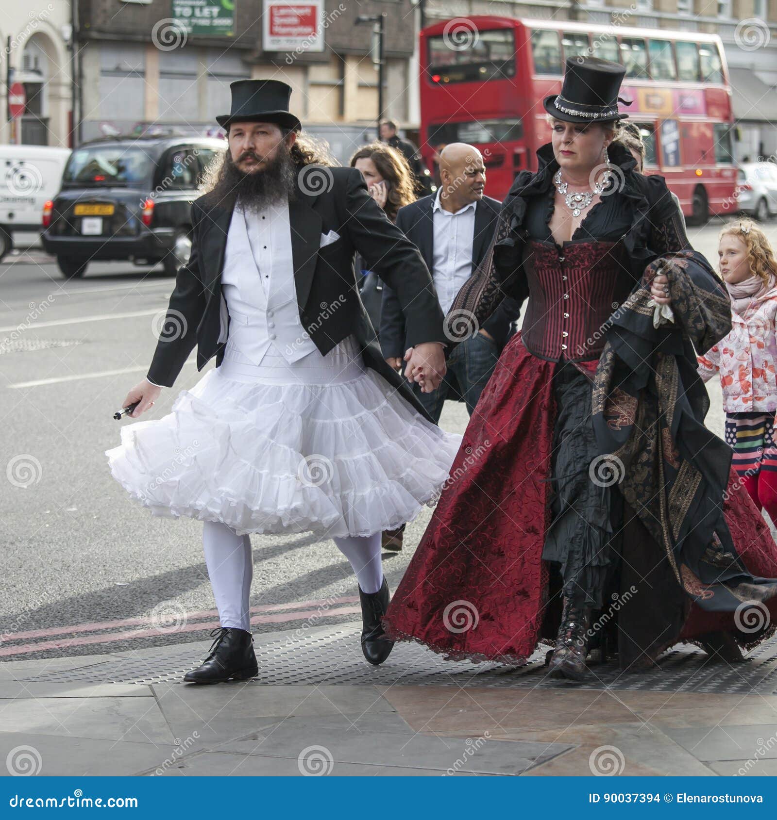 silencio Reflexión Sabio Un Hombre En Un Vestido De Boda Blanco Y Un Sombrero De Copa Con Una Mujer  En Un Terciopelo Rojo Gótico Visten Caminar Abajo De L Imagen de archivo  editorial - Imagen