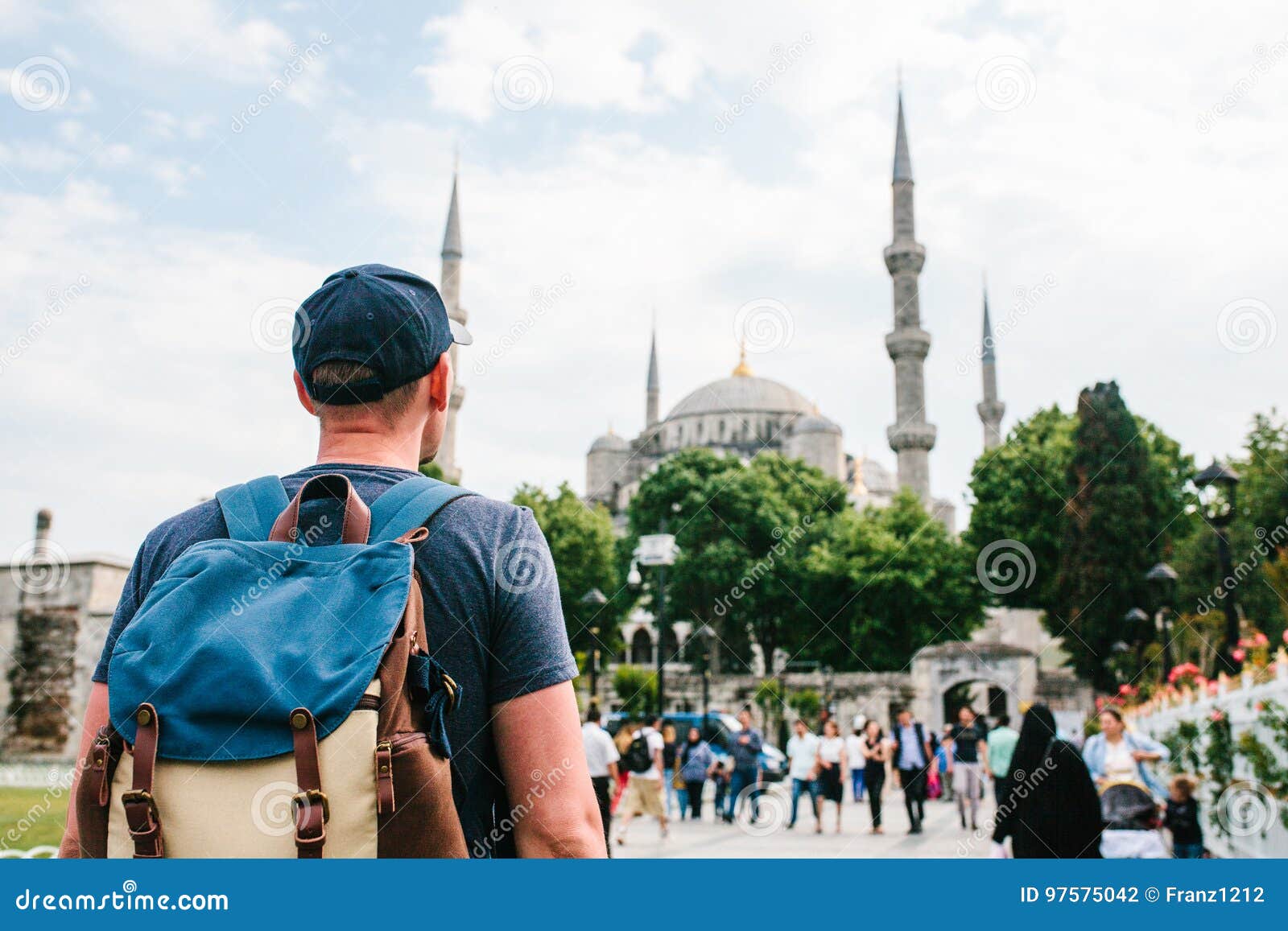 Hombre En Una Gorra De Béisbol Con Una Mochila Al Lado De La Mezquita Azul Es Una Vista Famosa En Estambul Viaje, Turismo Foto de archivo - Imagen de estambul, activo: