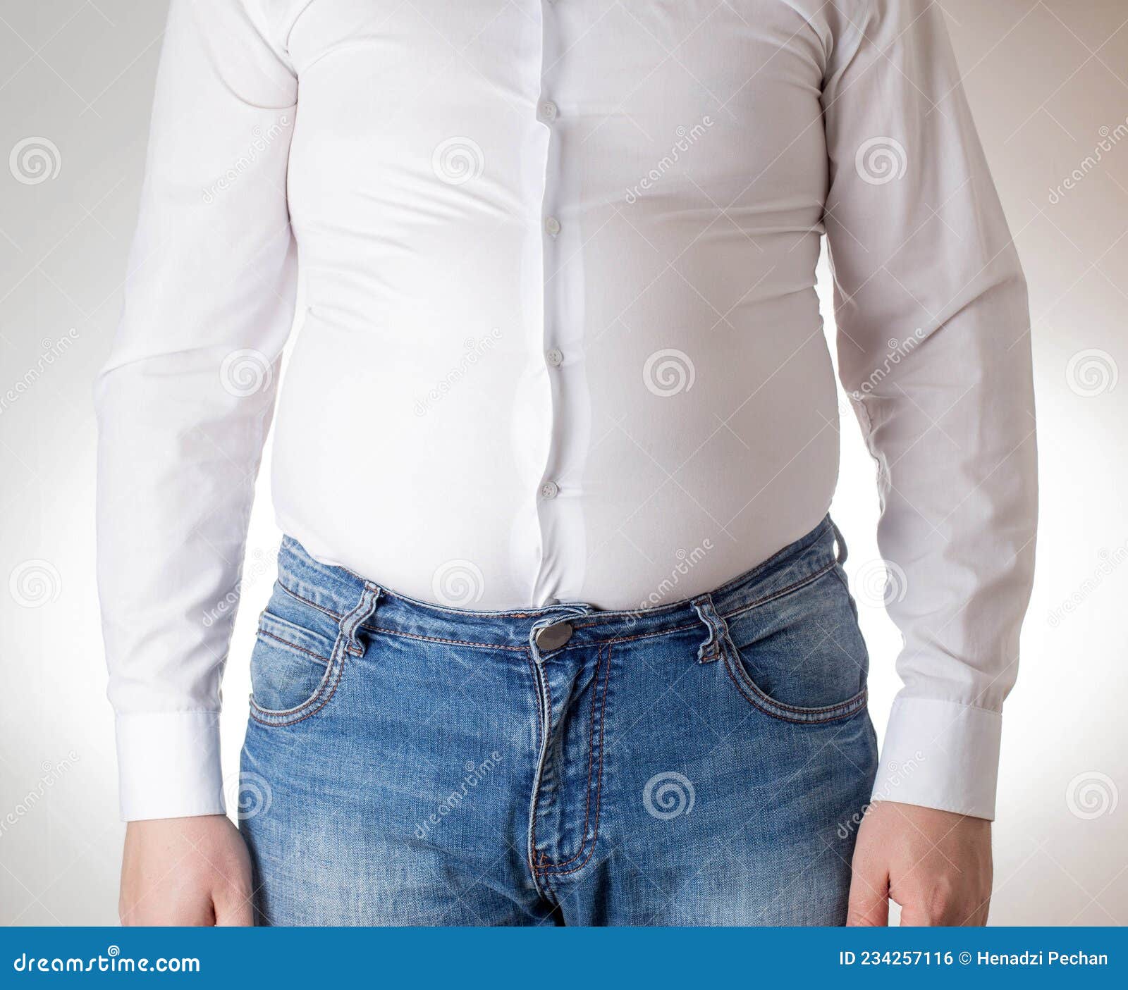 Un Hombre Gordo Con Una Camisa Blanca Ajustada. Incómodo Concepto De Vestimenta Obesidad. Resbalamiento Foto de archivo - gordo: 234257116