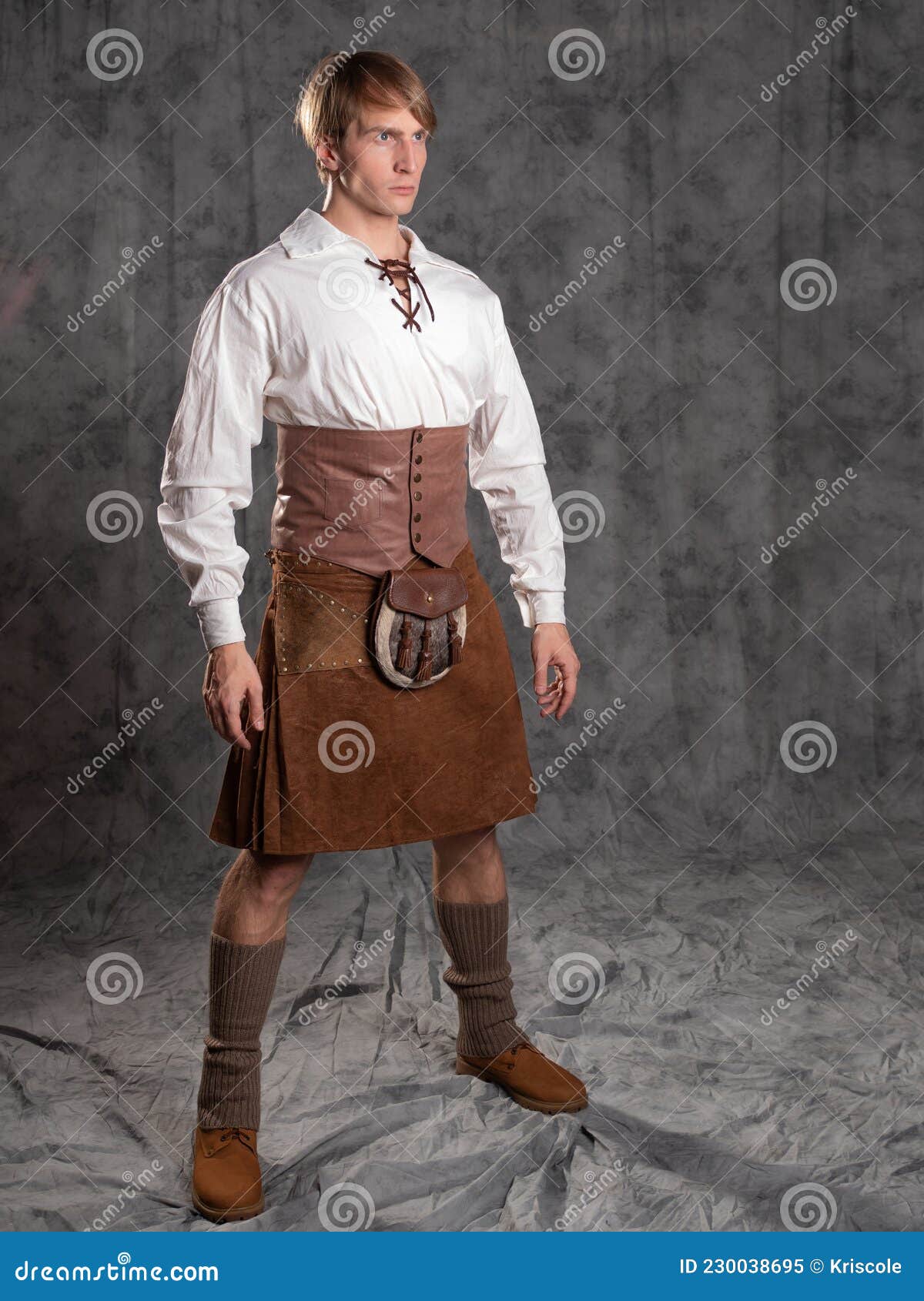 Un Hombre Joven Con Un Horno De Cuero Y Una Blusa Blanca De Alaceup. Un Caballero Escocés Imagen de archivo Imagen de escocés, imagen: 230038695