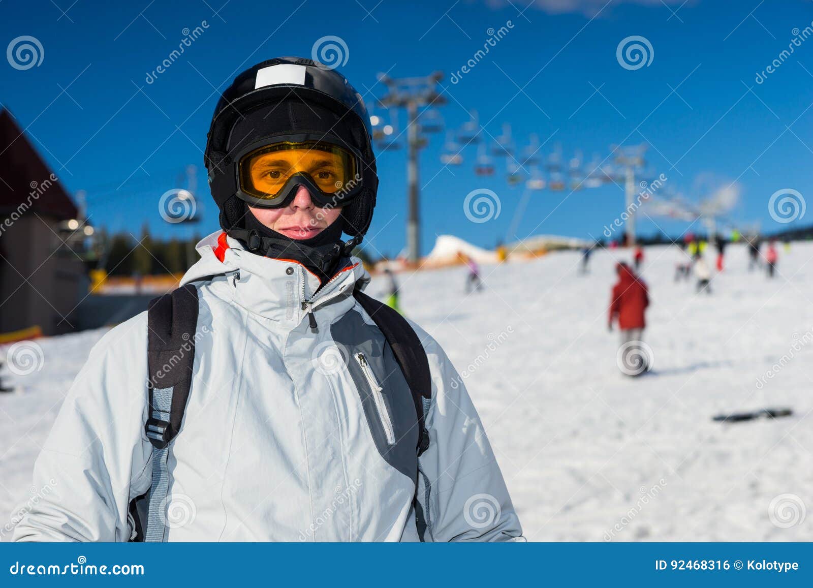 Un Hombre Joven En Traje De Esquí, Con El Casco Y Las Gafas Del Esquí  Colocándose Adentro Foto de archivo - Imagen de anteojos, snowboard:  92468316