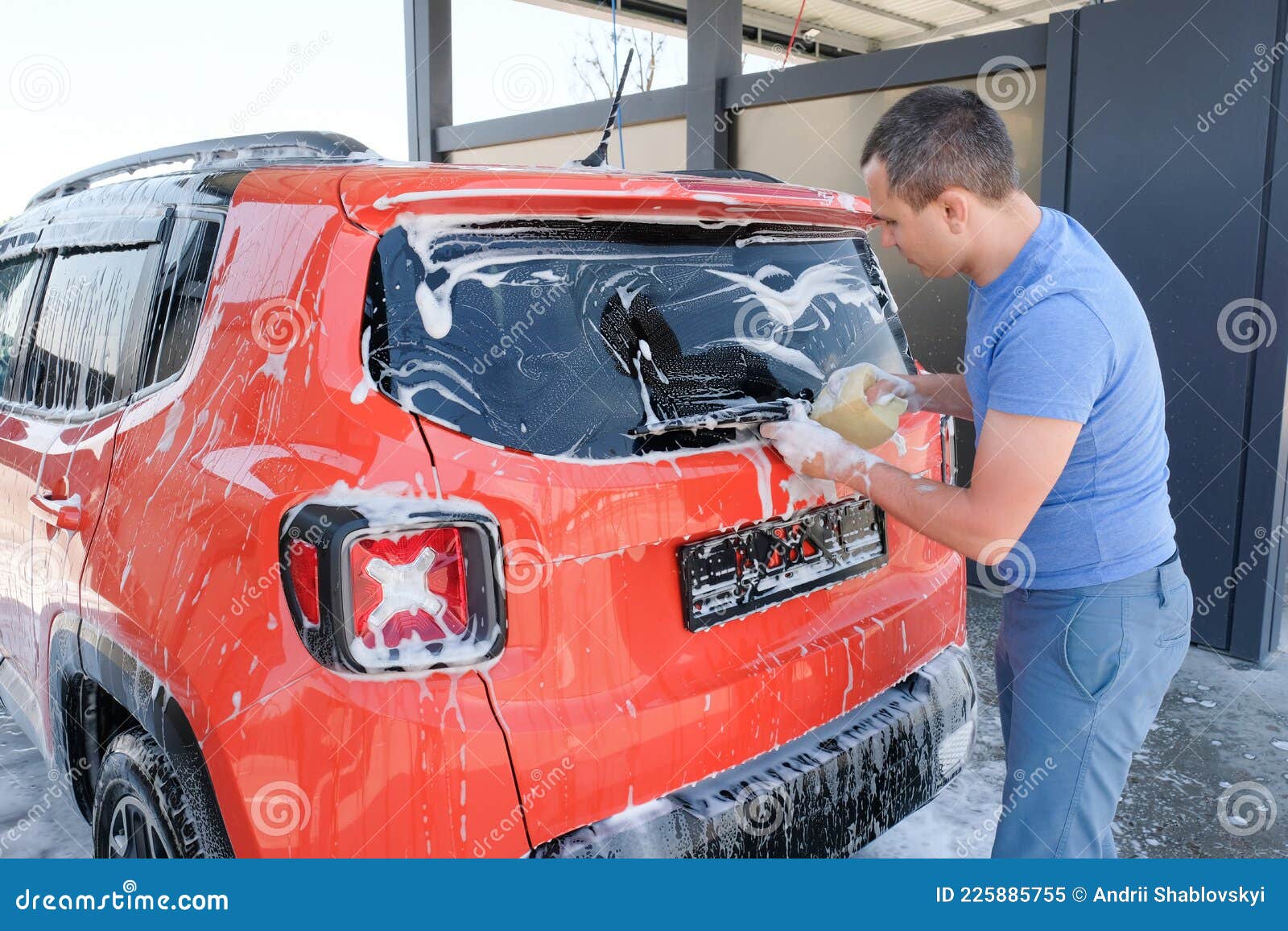 Un Hombre Lava Un Auto Con Jabón Y Lavado De Autos. Coche En Espuma Imagen  de archivo - Imagen de primer, azul: 225885755