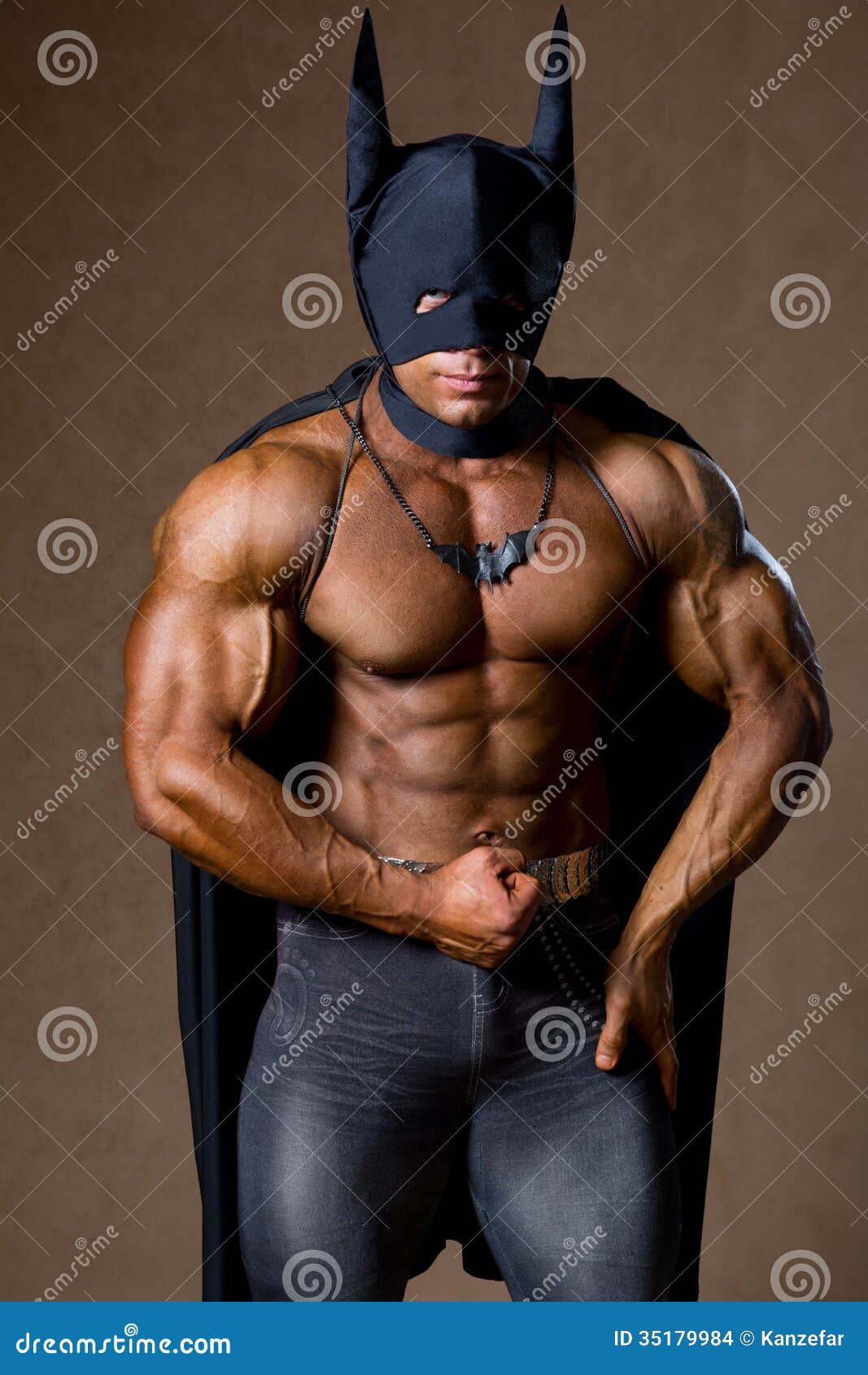 Un Hombre Muscular En Un Traje De Batman. Foto de archivo - Imagen de  héroe, alineada: 35179984