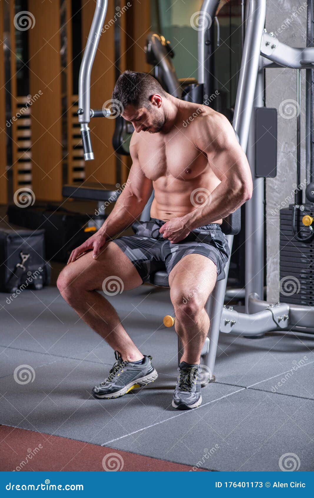 Un Hombre Muscular Sexy Se Prepara Para Hacer Ejercicio En El Pecho De La  Mariposa En La Máquina Imagen de archivo - Imagen de pecho, salud: 176401173