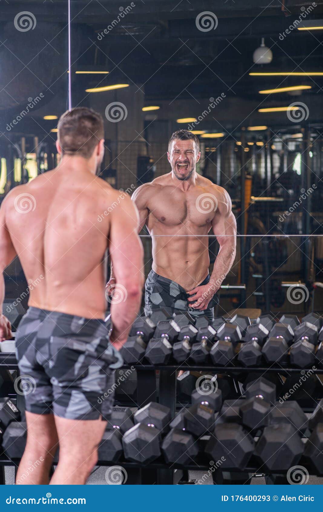 Fotos En El Espejo Sexis Hombres Un Hombre Sexy Y Musculoso Posando Frente Al Espejo Junto a Los Campanazos Y Gritando Imagen de archivo - Imagen de shirtless, bobo: 176400293