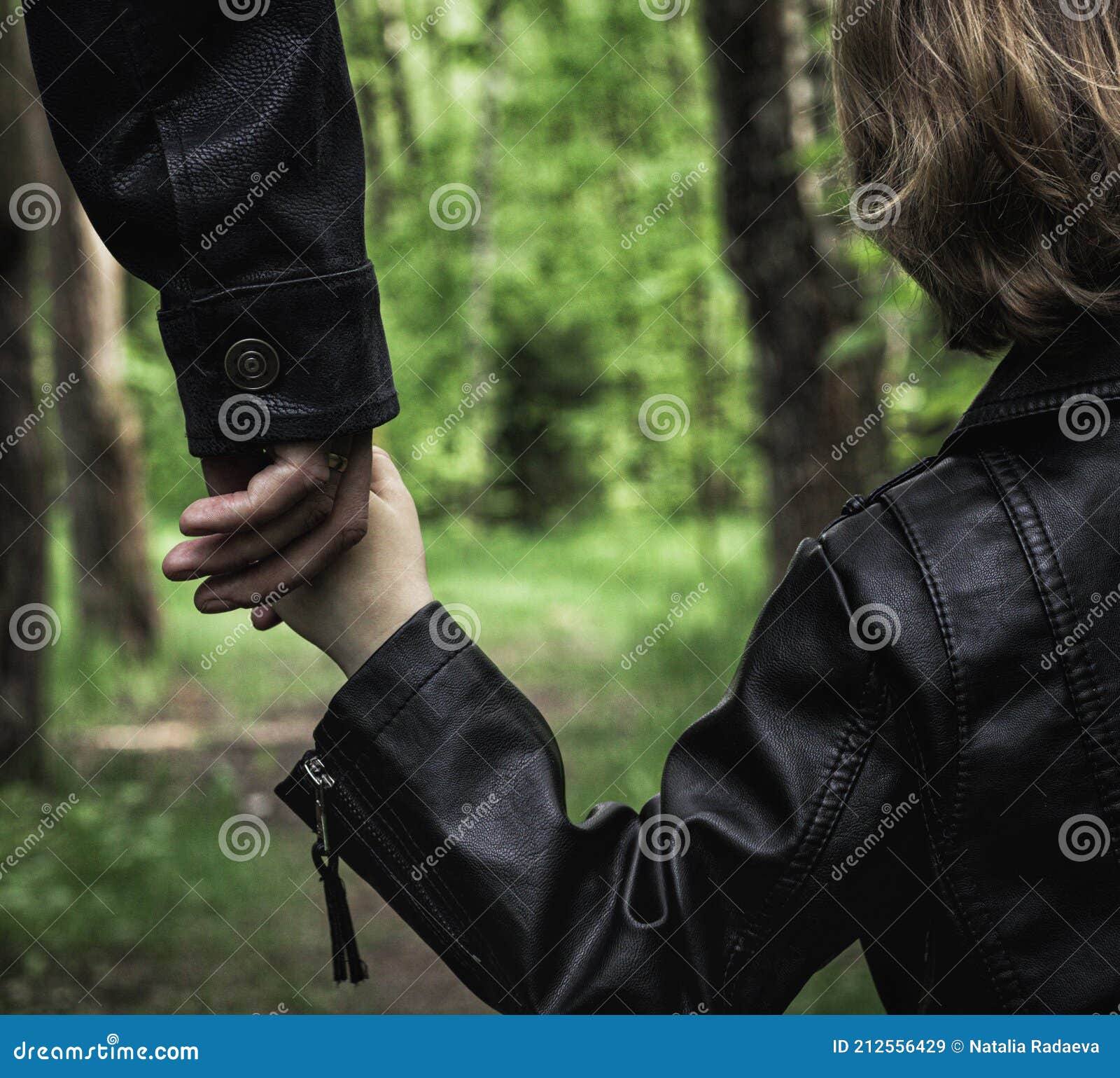 Un Hombre Sosteniendo a Un Niño De La Mano Cerca. Padre E Hijo En Chaquetas De Caminando En Naturaleza En El Bosque. Mens de archivo - Imagen de chaqueta,