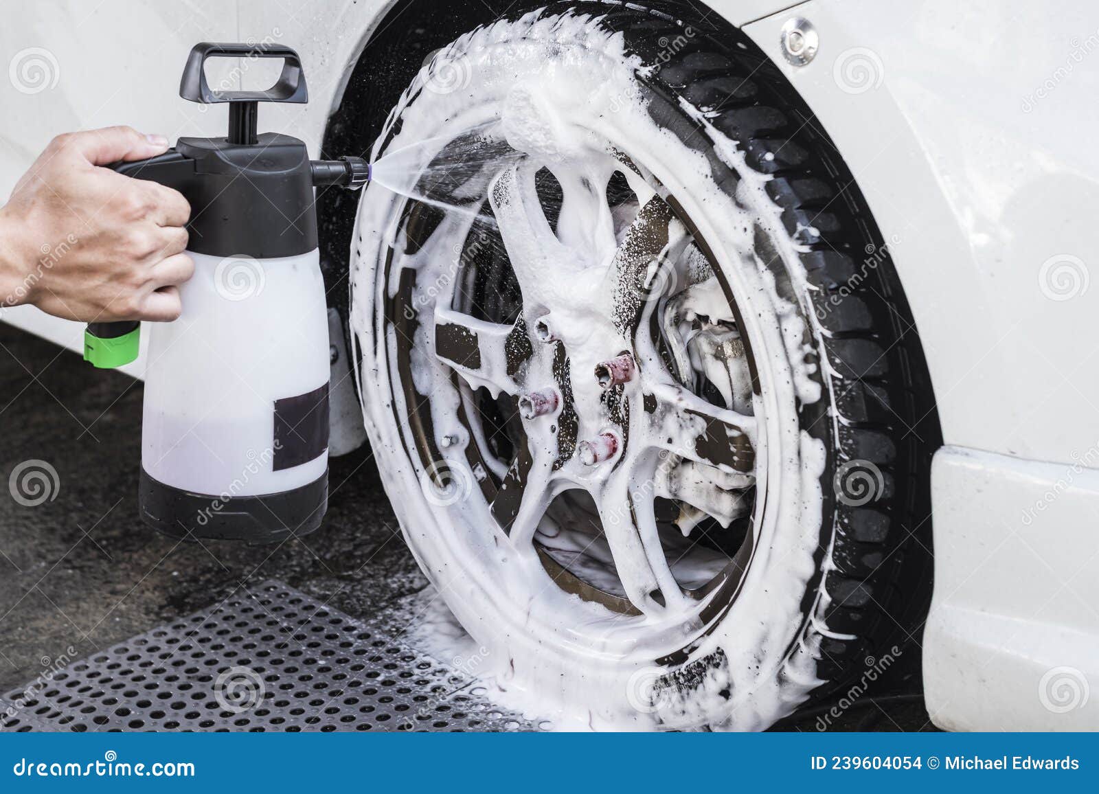 Un Hombre Usa Un Pulverizador Manual De Espuma De Coche En Las Llantas Y  Neumáticos De Un Sedán Blanco. Foto de archivo - Imagen de borde, detalle:  239604054