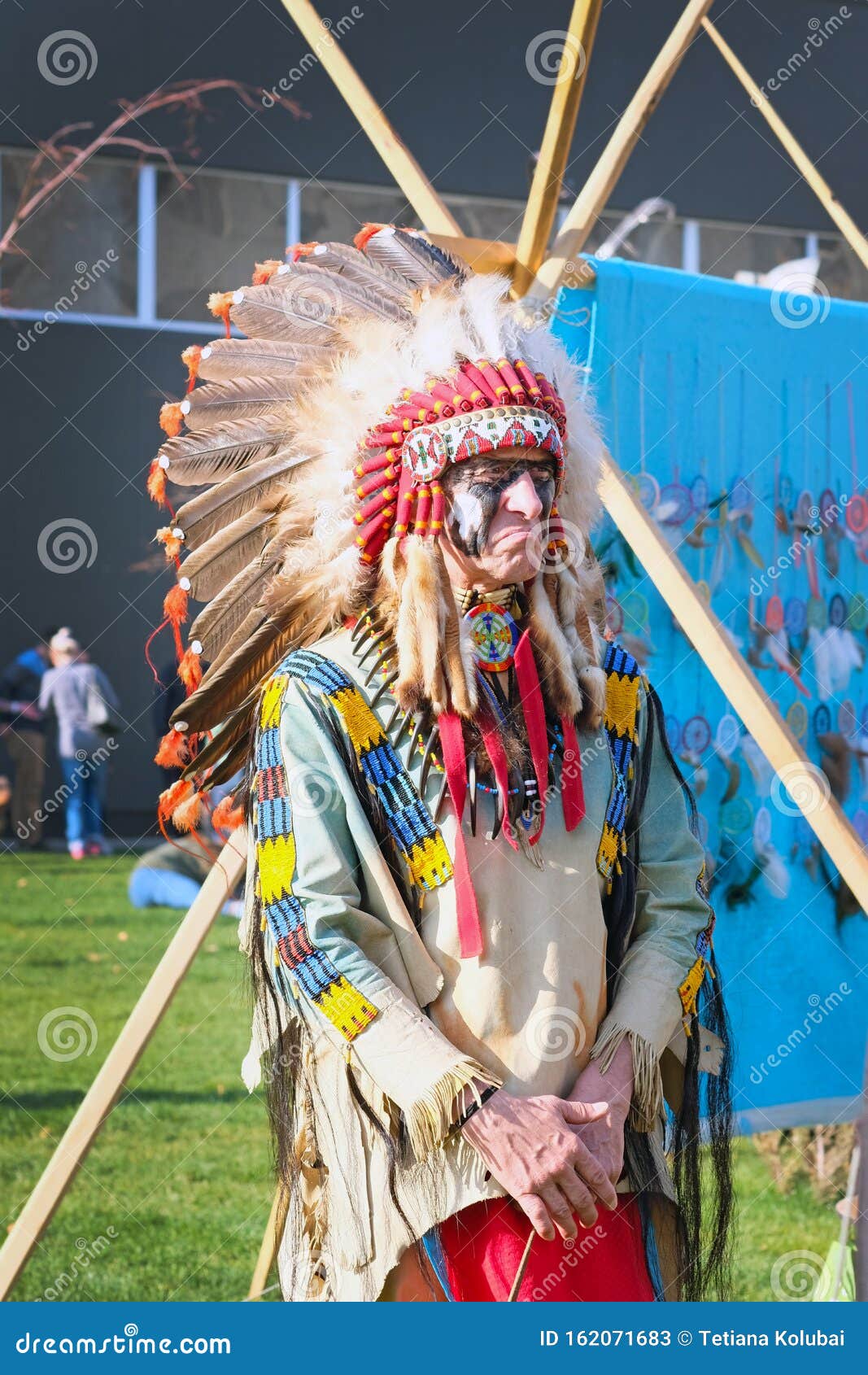 Un Hombre Vestido Con Un Disfraz Indio Con Plumas En La Cabeza