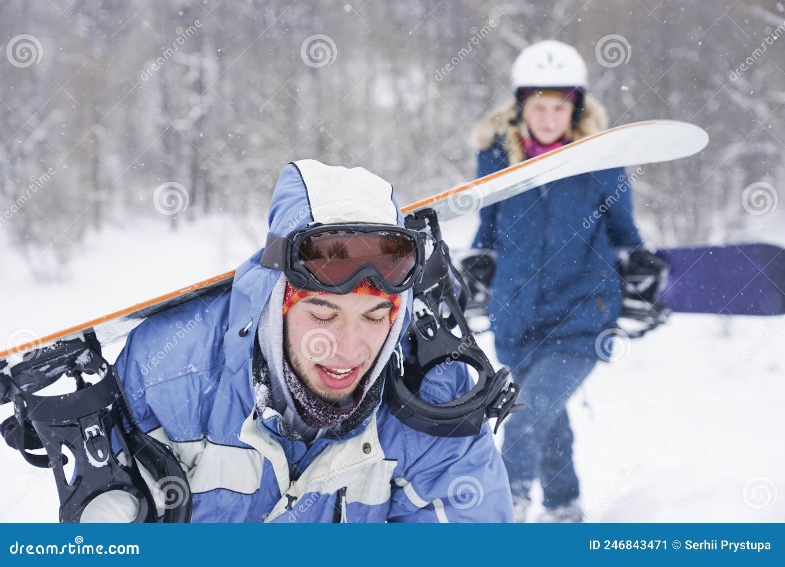 Y Una Chica Con Ropa De Snowboard Están Caminando Por La Pista De Esquí. Están Sosteniendo Una Tabla Nieve. Imagen de archivo - Imagen de tenencia, invierno: 246843471