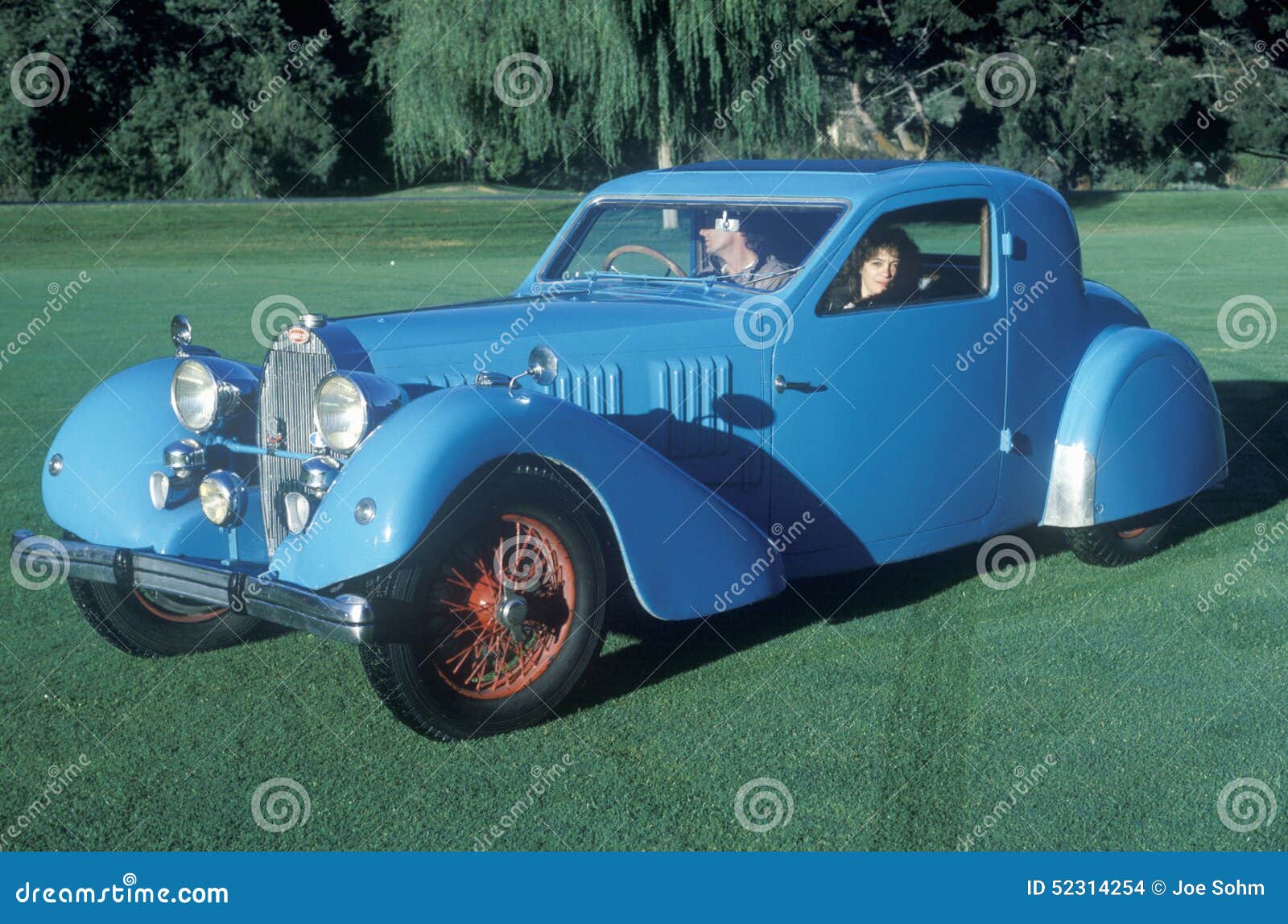 Un Hombre Y Una Mujer Se Sientan En Un Automóvil Azul De Bugatti En Una  Demostración De Coche Del Vintage En Pebble Beach, Califo Imagen de archivo  editorial - Imagen de playa