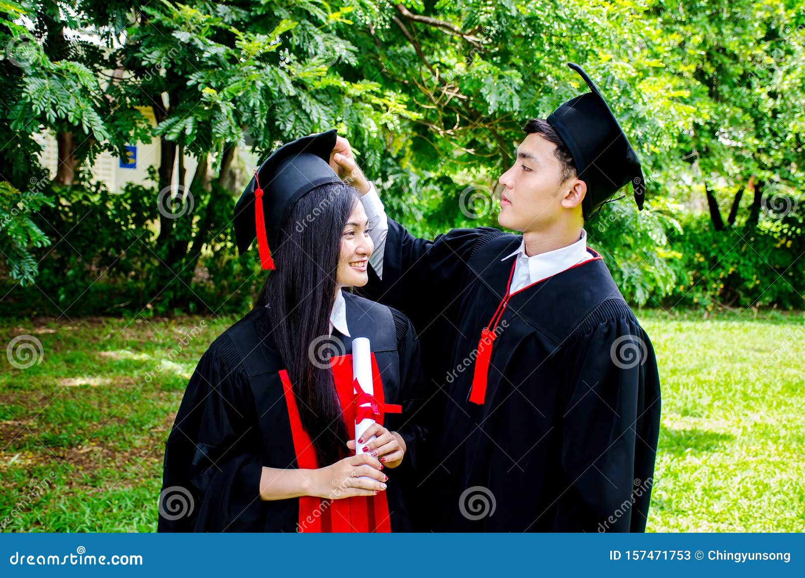 Un Hombre Y Una Pareja De Mujeres Vestidos Con Traje Negro De Graduación O Graduados Con Felicitaciones Con Sombreros De Graduaci Imagen de archivo - Imagen de abrazo, negro: 157471753 Un Hombre Y Una Pareja De Mujeres Vestidos Con Traje Negro De Graduación O Graduados Con Felicitaciones Con Sombreros De Graduaci Imagen de archivo - Imagen de abrazo, negro: 157471753