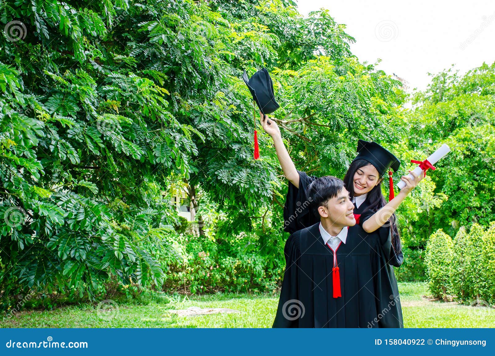 Un Hombre Y Una Pareja De Mujeres Vestidos Con Traje Negro De Graduación O Graduados Con Felicitaciones Con Sombreros De Graduaci Foto de archivo - Imagen de alegre, novio: 158040922 Un Hombre Y Una Pareja De Mujeres Vestidos Con Traje Negro De Graduación O Graduados Con Felicitaciones Con Sombreros De Graduaci Foto de archivo - Imagen de alegre, novio: 158040922