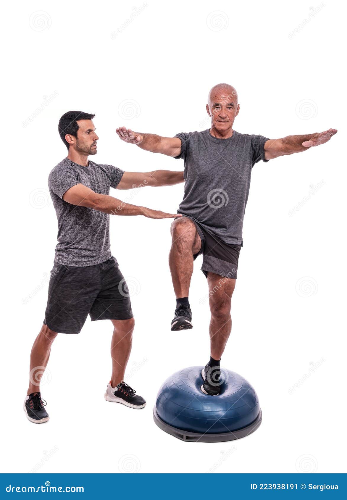 Un Homme âgé Faisant Un Exercice D'équilibre Sur Une Jambe Sur Une Balle De  L'hémisphère. Avec L'aide D'un Entraîneur De Fitness. Image stock - Image  du older, pensionné: 223938191