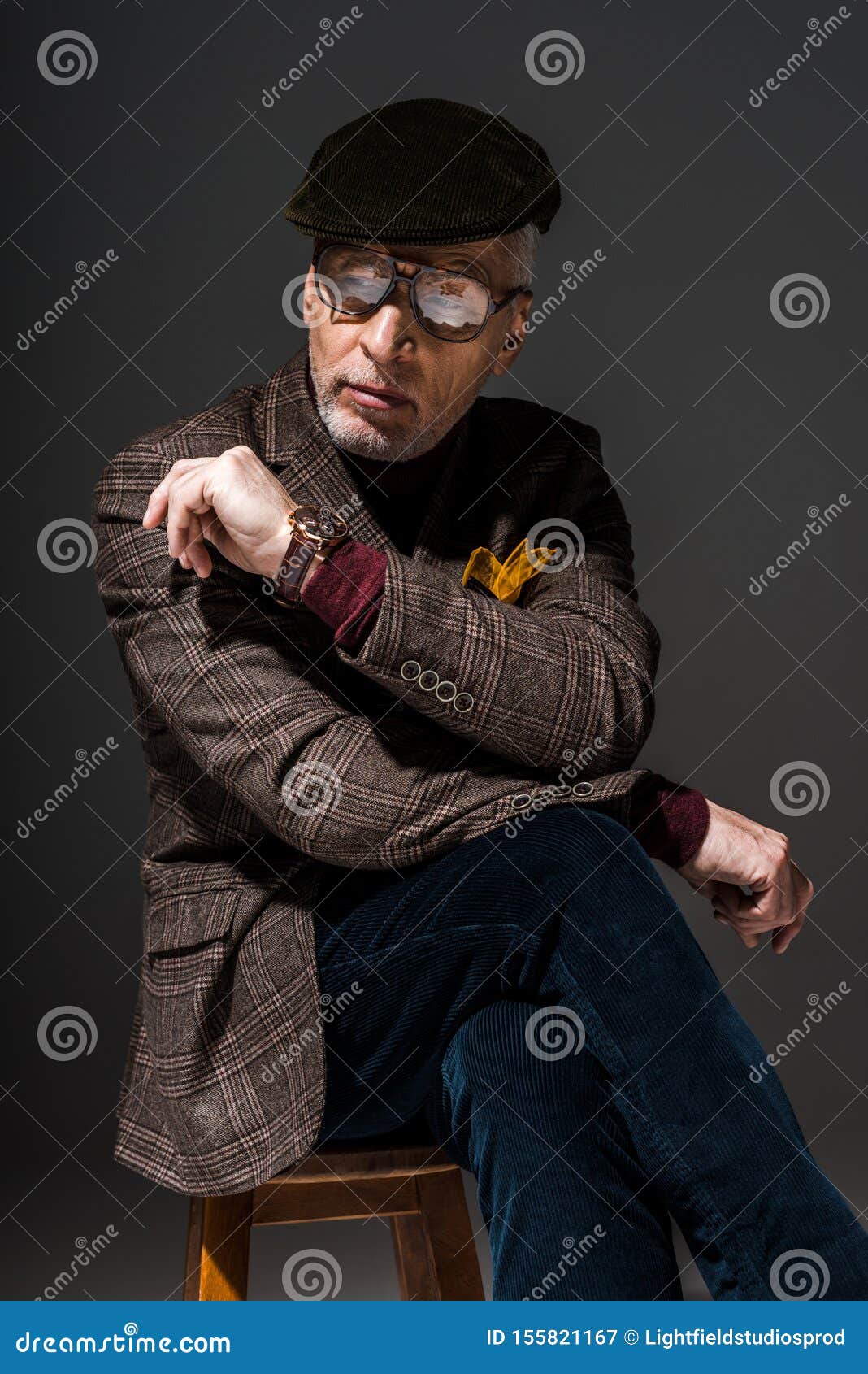 Un Homme Adulte Pensif En Lunettes Et Casquette Assis Sur Sa Chaise Et  Pensant Image stock - Image du glaces, vêtement: 155821167