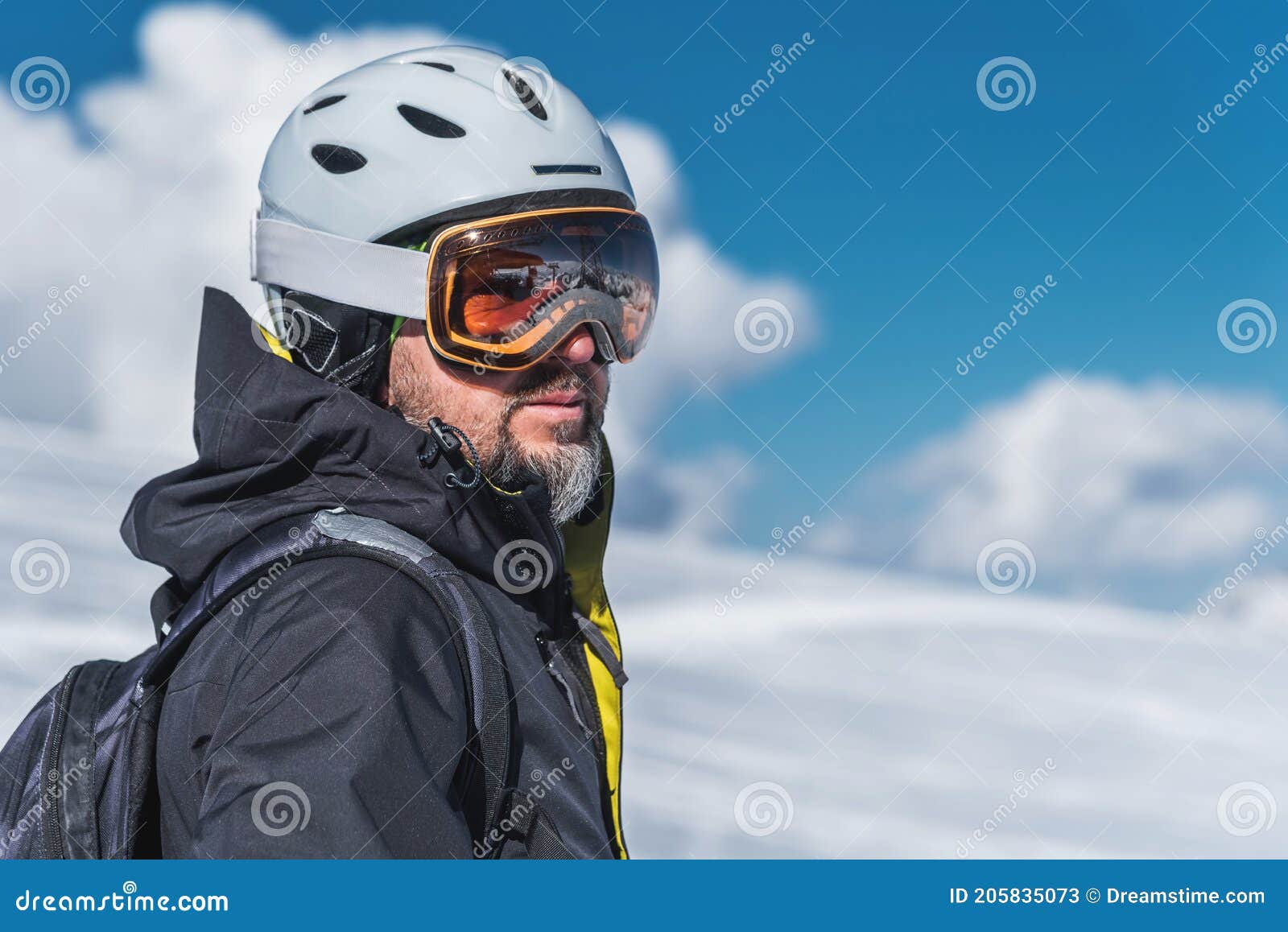 Un Homme Avec Des Skis Se Tient Dans Les Montagnes Profitant Du Paysage.  Allez Détente Extrême De Ski Alpin Image stock - Image du adrénaline,  montagne: 205835073