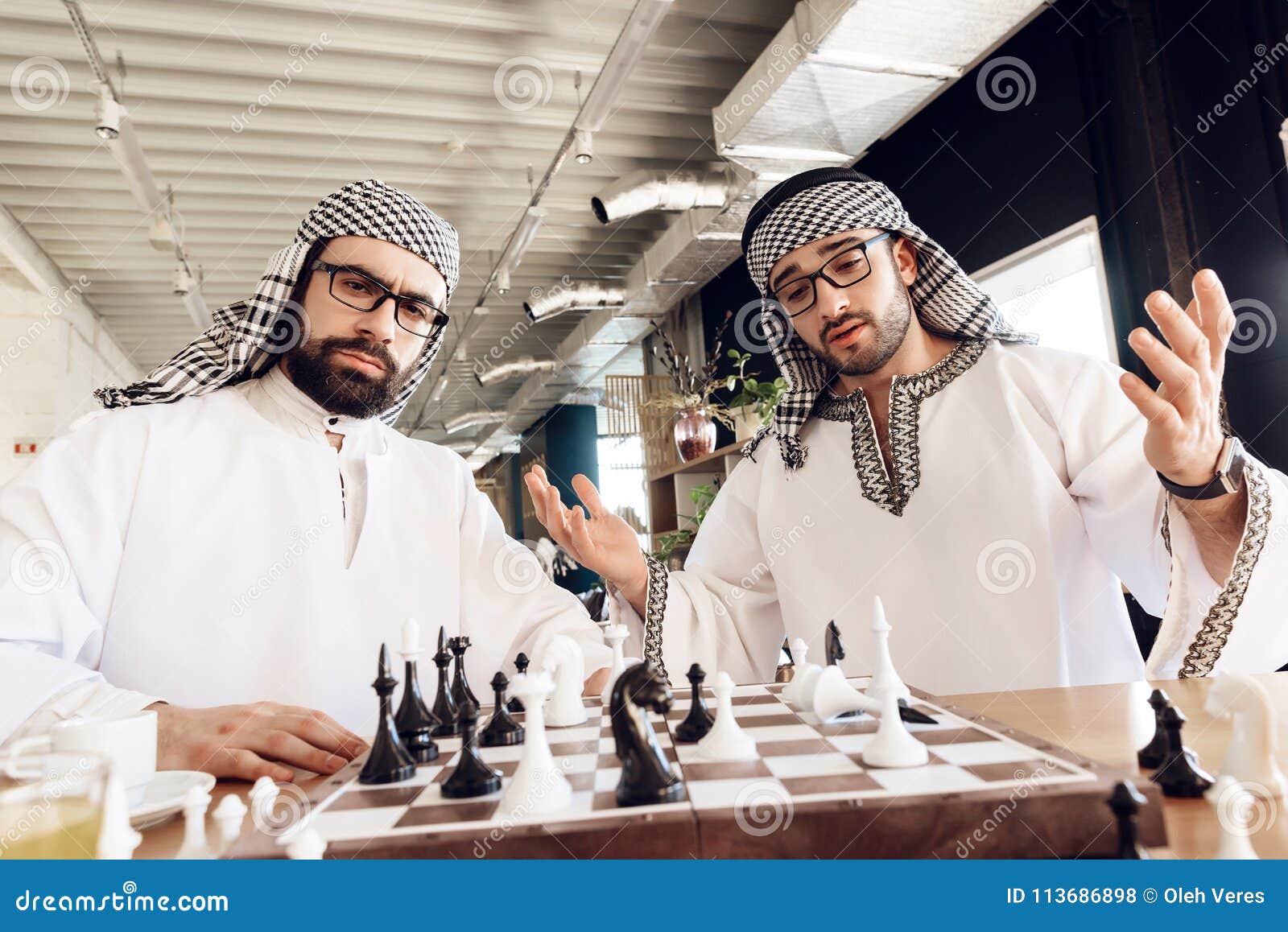 Um Homem De Negócios árabe Checkmates Uma Outra Xadrez De Jogo Na Tabela Na  Sala De Hotel Imagem de Stock - Imagem de xadrez, conceito: 113686897