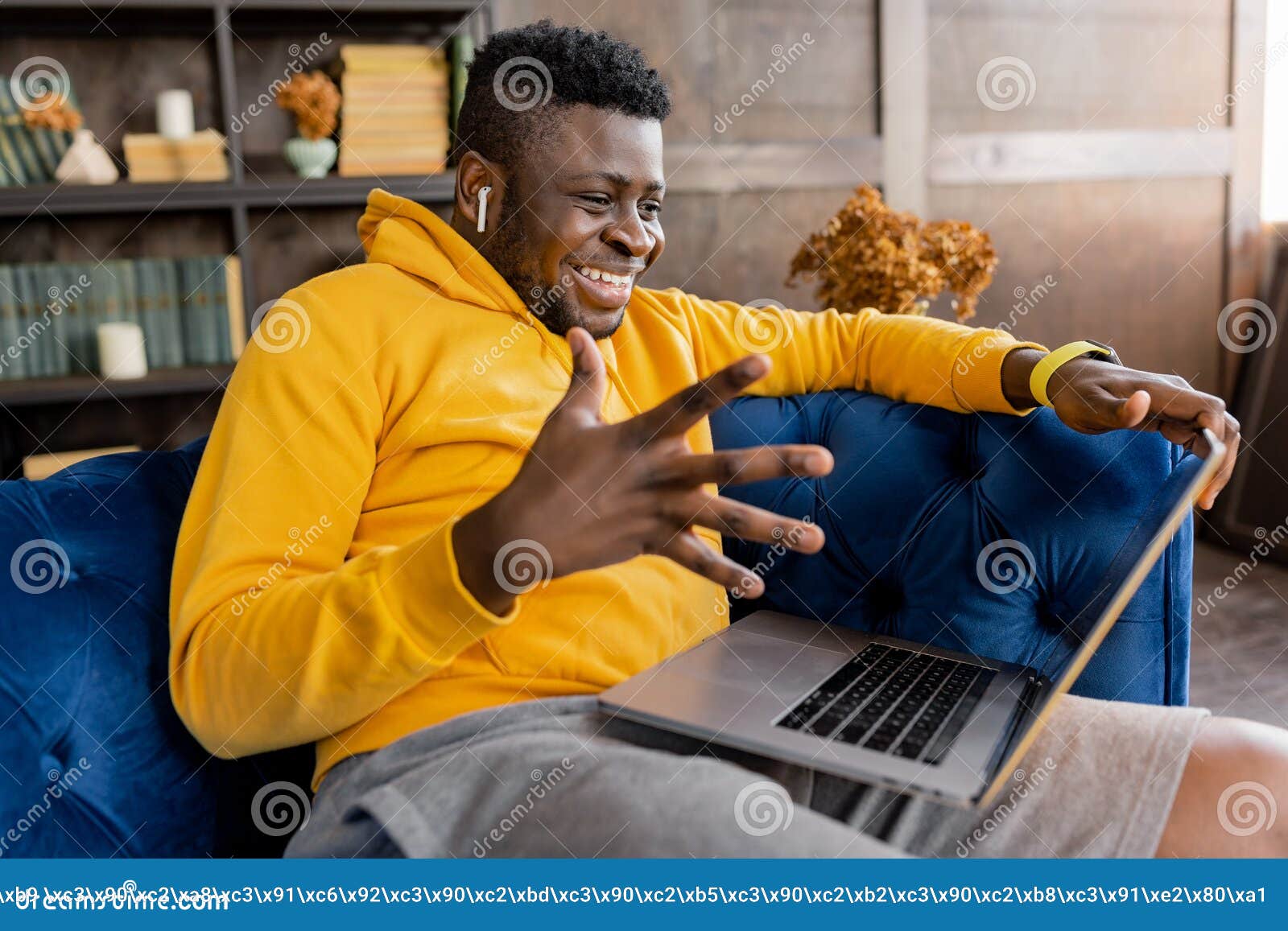 Un Jeune Homme Qui Porte Un Casque écoute Du Podcast Ou De La Musique Qui  Joue Sur Smartphone Assis Sur Le Canapé à La Maison Image stock - Image du  détente, caucasien