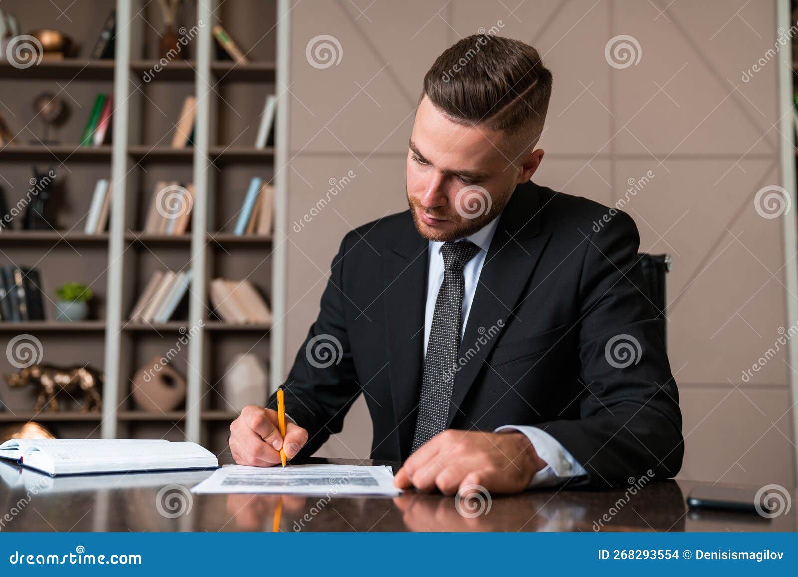 Homme D'affaires à La Main Signant Un Contrat Homme D'affaires D