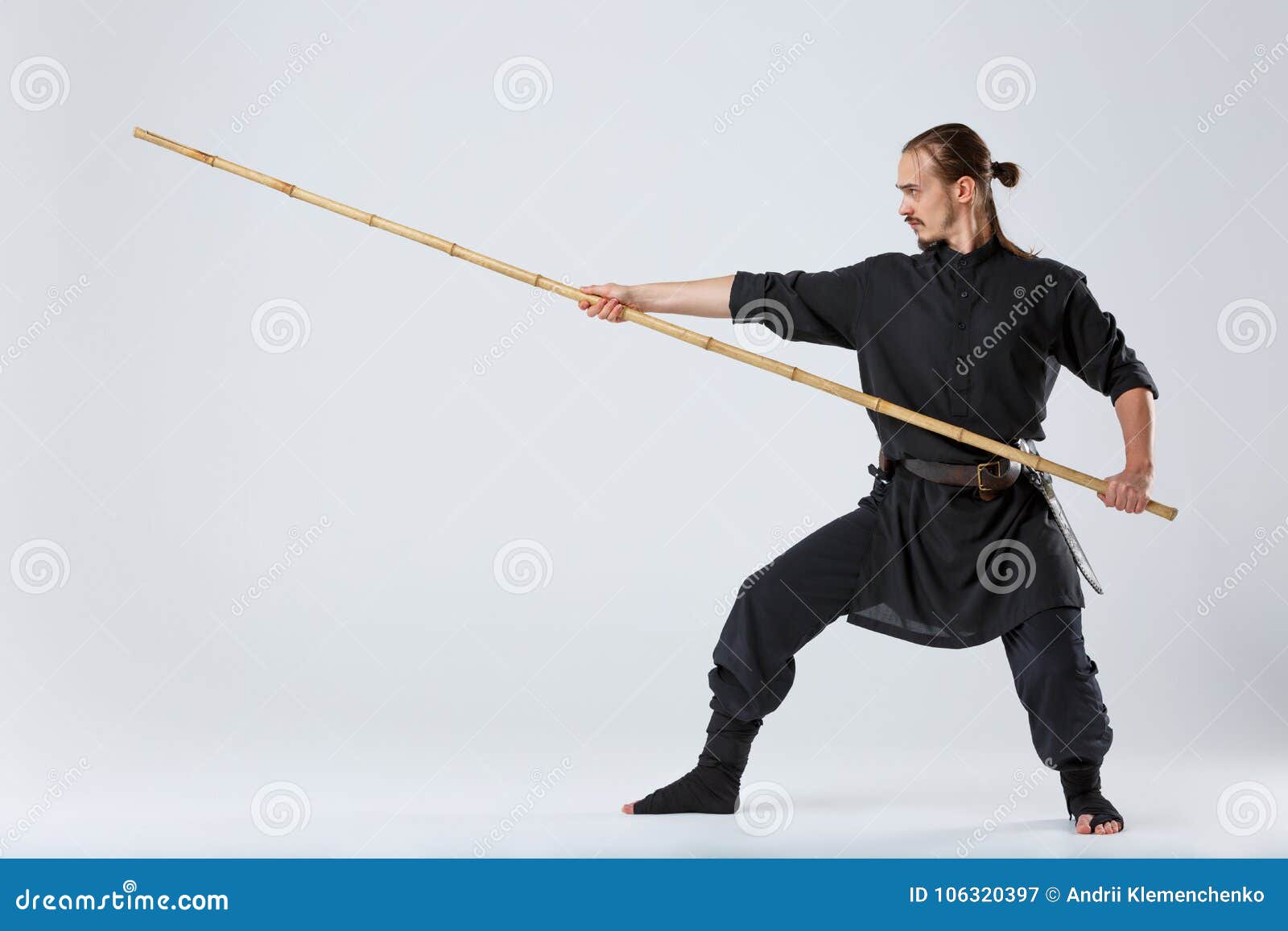 Un Homme De Ninja, Est Dans Un Kimono Noir Spécial, établit La Technique De  La Frappe Avec Un Bâton En Bambou De Combat Image stock - Image du adulte,  culture: 106320397