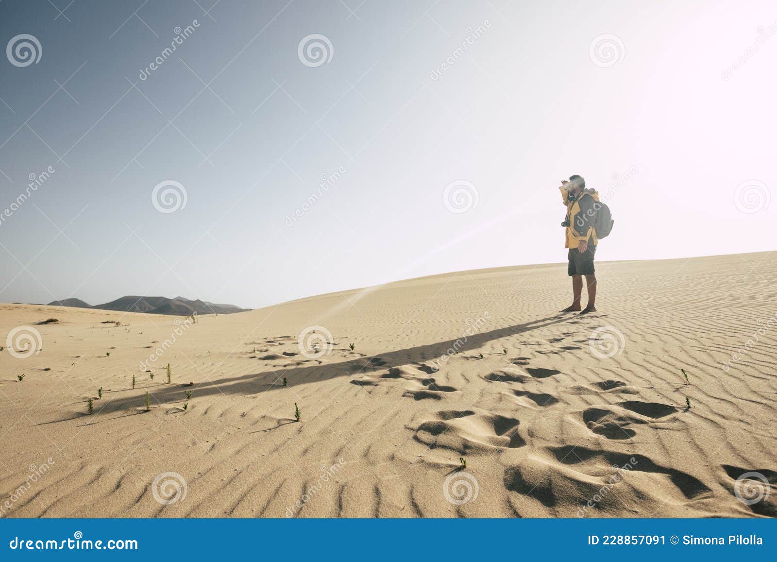 Un Homme Debout Sur Les Dunes Du Désert De Sable Avec Sac à Dos Regardant  Loin Changement Climatique Arid Pas D'eau Futur Concept Image stock - Image  du alternative, masculin: 228857091