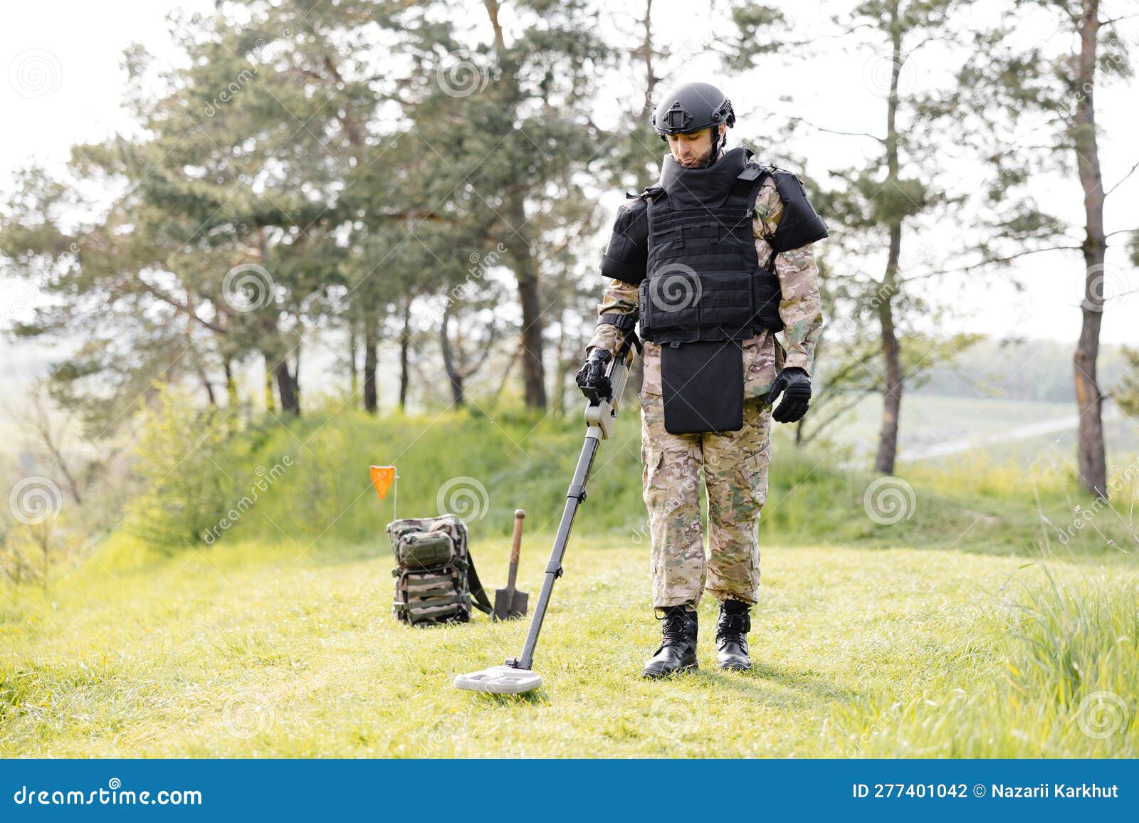 Un Homme En Uniforme Militaire Et Gilet Pare-balles Travaille Dans