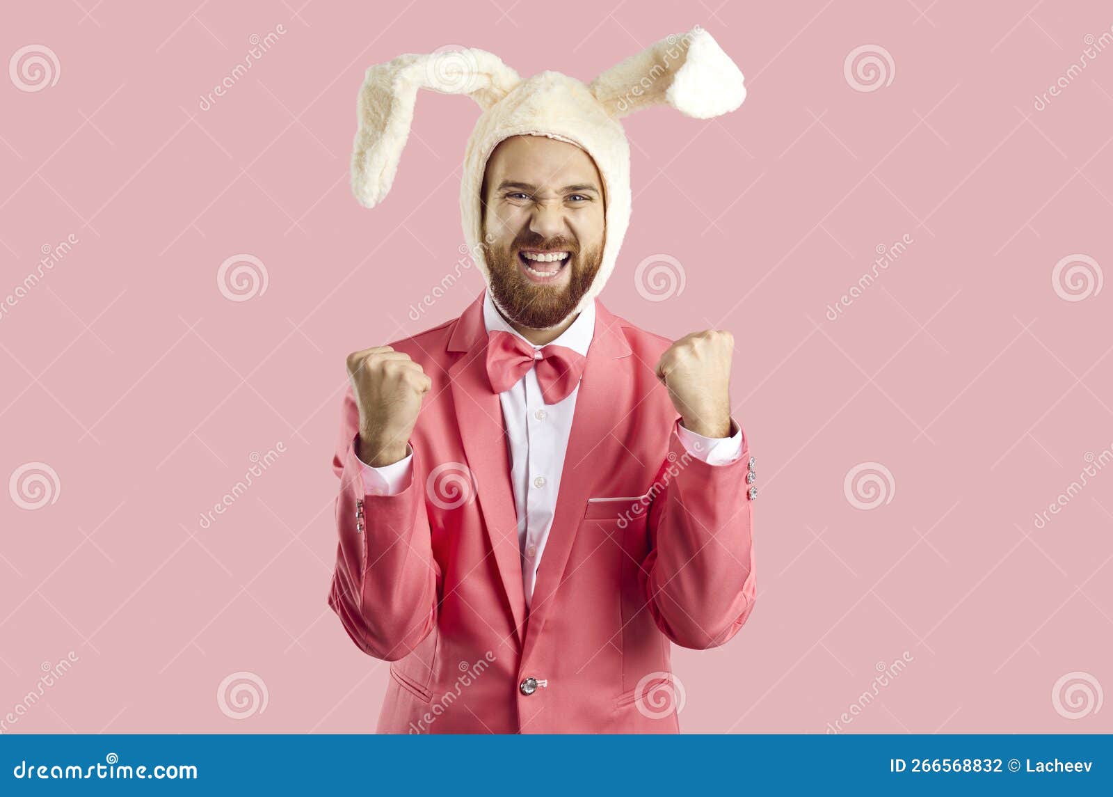 Un Homme Enthousiaste En Chapeau Avec Oreilles De Lapin Se Réjouit De Sa  Chance Isolé Sur Fond Rose. Photo stock - Image du isolement, célébration:  266568832