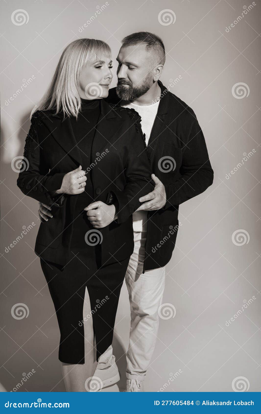 Un Homme Et Une Femme En V tements Stricts Posent Sur Fond Dans Le