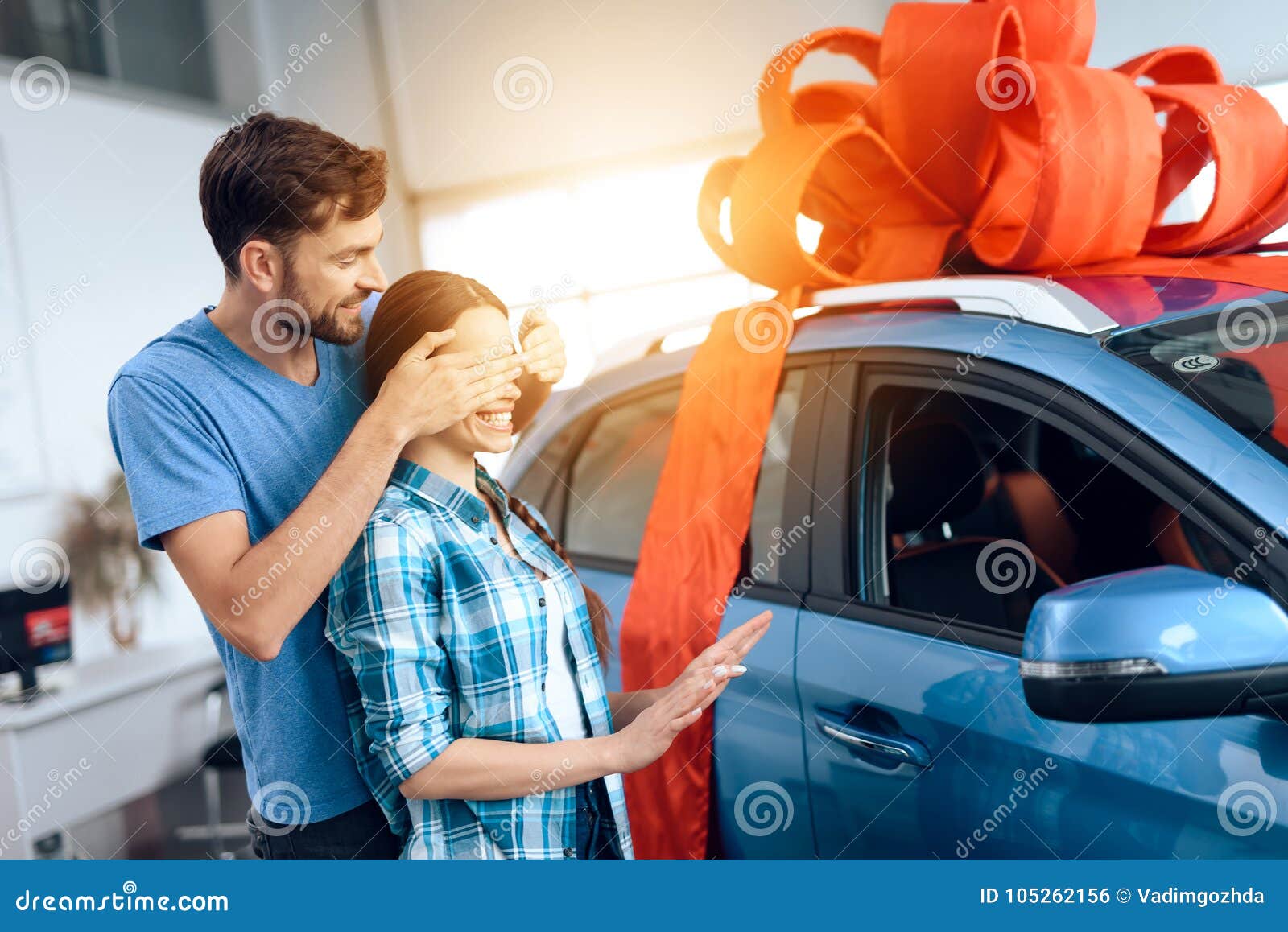 Un Homme Fait Un Cadeau - Une Voiture à Son épouse Photo stock - Image du  famille, hommes: 105262156