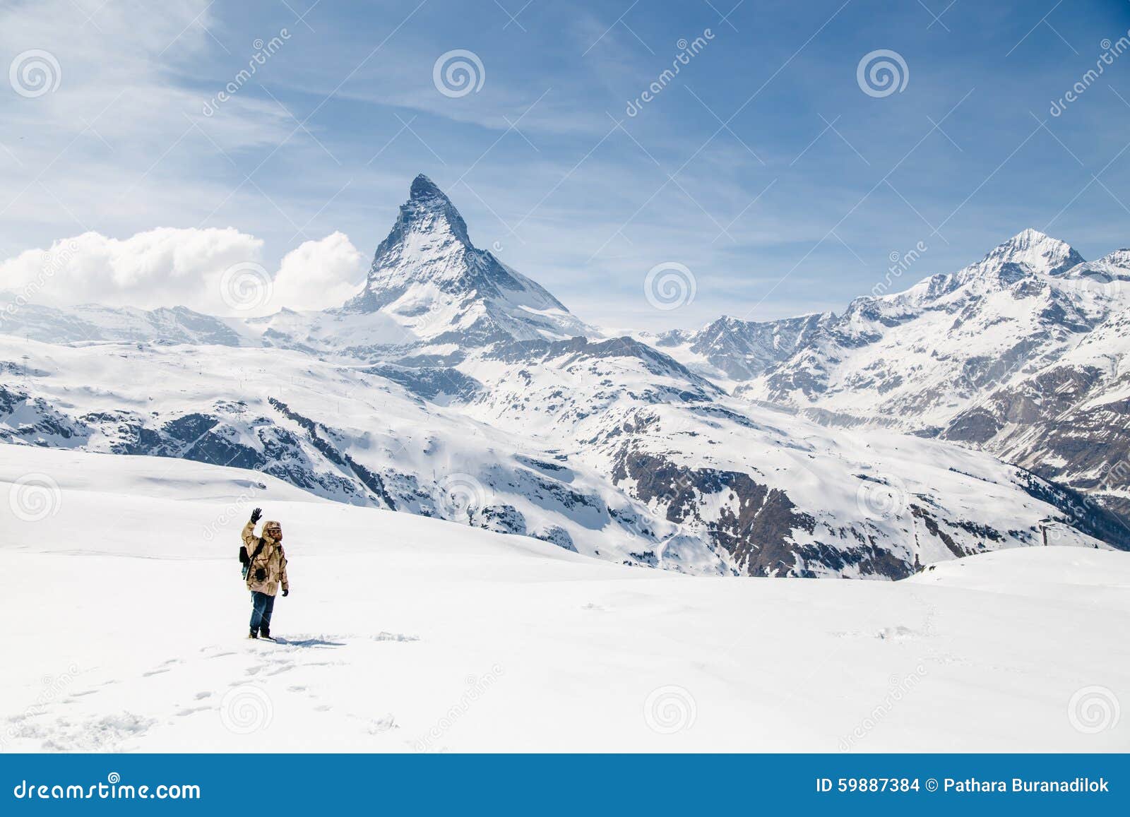 Un Homme Ondulant Sa Main Se Tenant Sur La Neige à L'arrière-plan De  Matterhorn Photo stock - Image du homme, hausse: 59887384