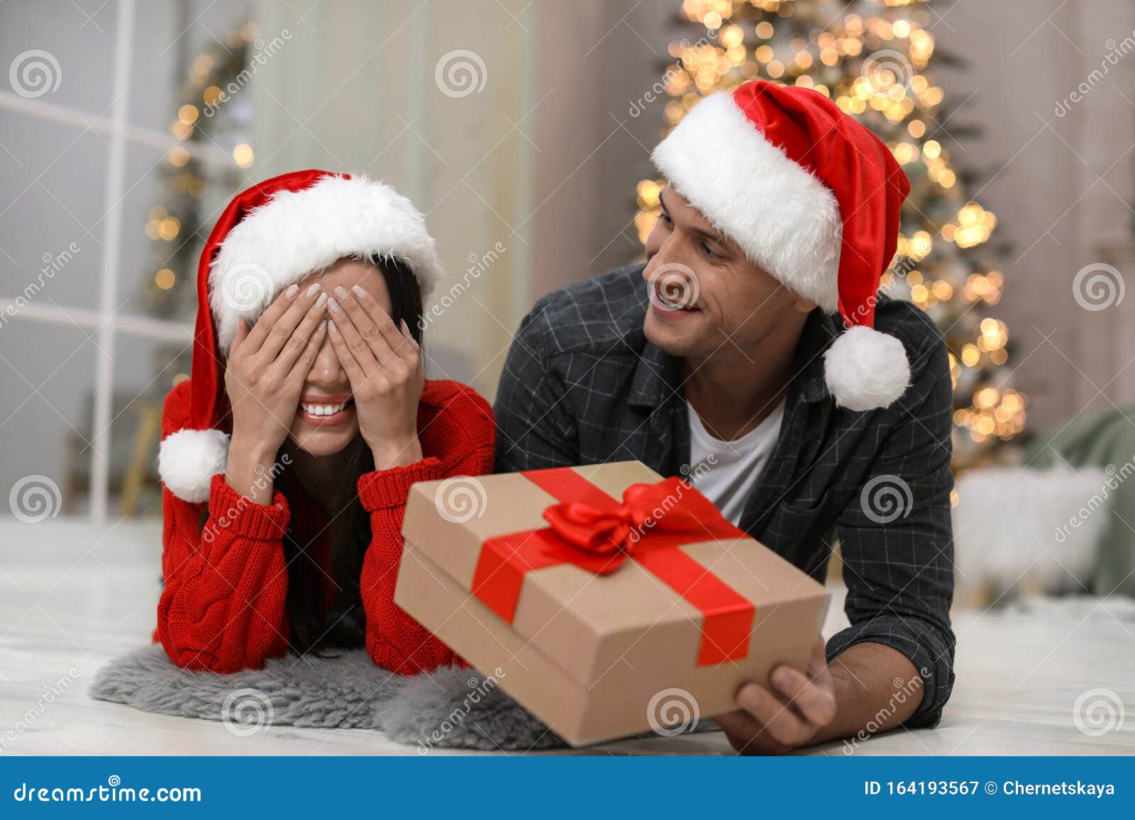 Un Homme Présentant Un Cadeau De Noël à Sa Petite Amie Image stock