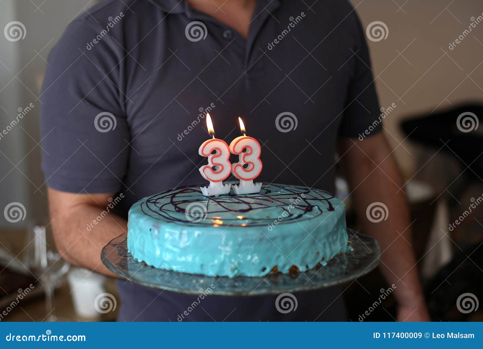 Un Homme Tient Le Gateau D Anniversaire Dans Sa Main Image Stock Image Du Festif Surprendre Un Homme Tient Le Gateau D Anniversaire Dans Sa Main Image Stock Image Du Festif Surprendre