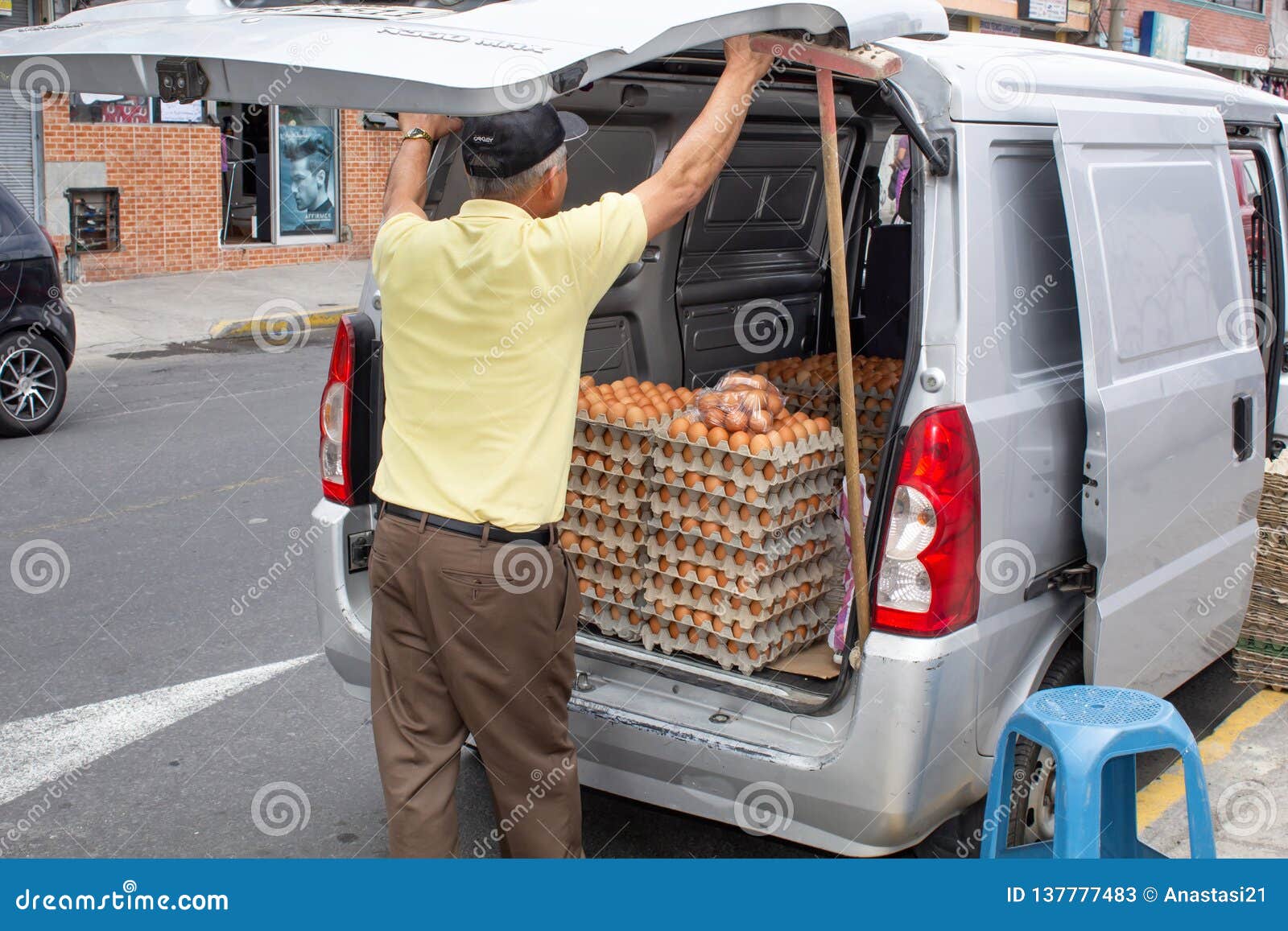 Un Homme Vend Des Oeufs De Sa Voiture Quito Equateur 01/13/2019 Photo stock  éditorial - Image du calcutta, organique: 137777483