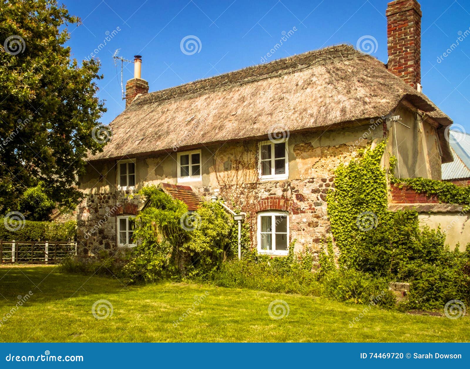 Un Inglés Muy Viejo, Cubierto Con Paja, Cabaña Del País Foto de archivo - Imagen de casa, décimosexto: 74469720 Un Inglés Muy Viejo, Cubierto Con Paja, Cabaña Del País Foto de archivo - Imagen de casa, décimosexto: 74469720