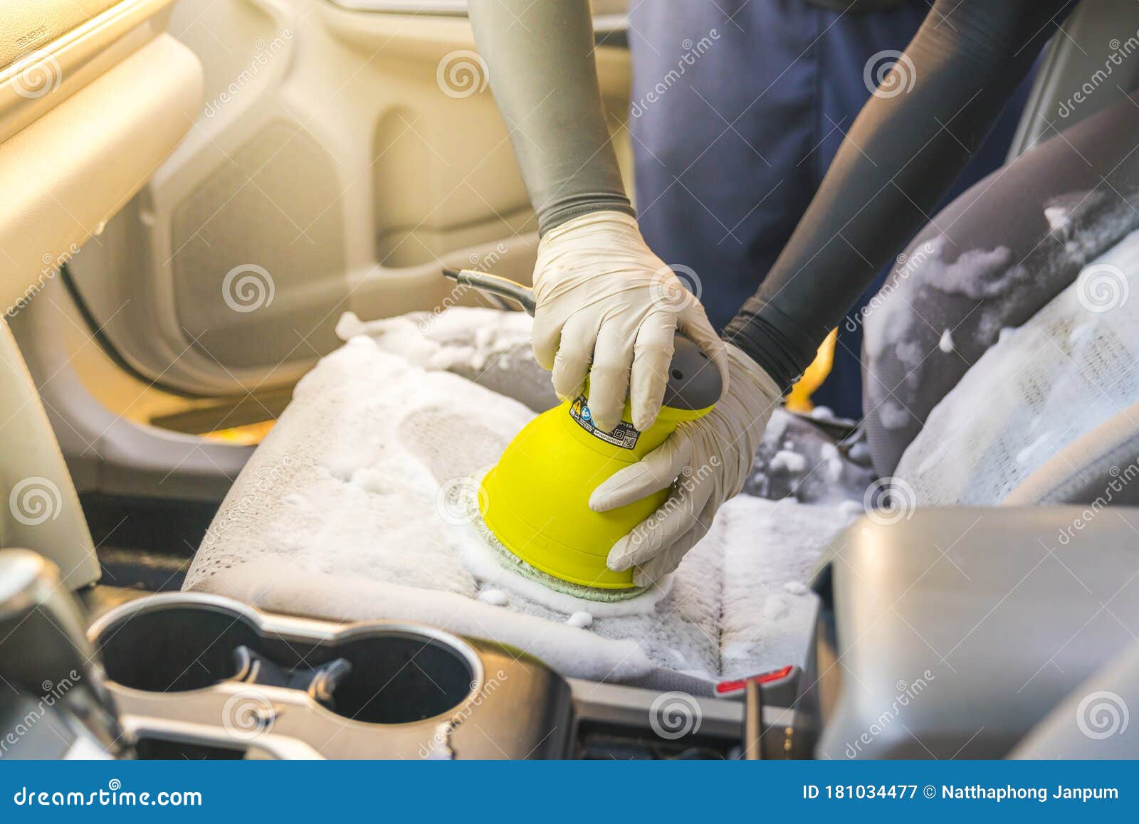 Un Intérieur De Nettoyage De Voiture D'homme Par Le Produit Chimique De  Mousse D'utilisation Et Machine De Friction Image stock - Image du machine,  cuir: 181034477