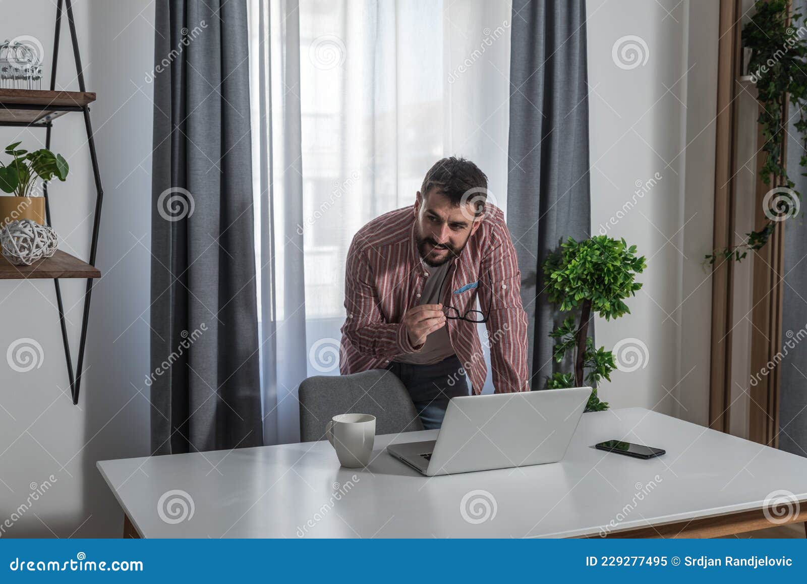 Un Jeune écrivain Avec Lunettes écrit Un Nouveau Livre Sur Ordinateur  Portable Pensant Aux Idées Pour Faire Du Livre Comme Imagina Image stock -  Image du heureux, auteur: 229277495