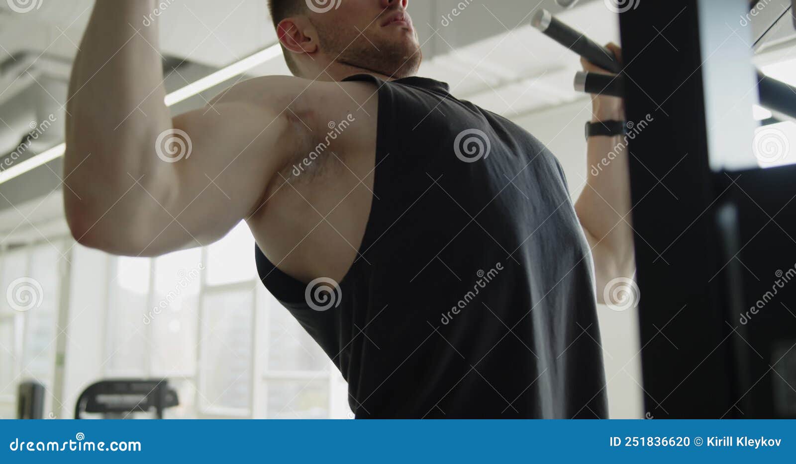 Homme En Tenue De Sport S'entraîne Dans La Salle De Gym