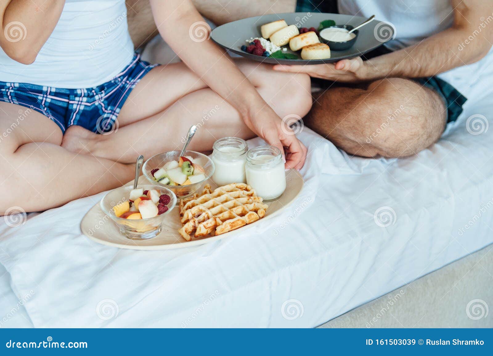Un Jeune Couple En Train De Prendre Son Petit Dejeuner Au Lit Image Stock Image Du Croissant Masculin Un Jeune Couple En Train De Prendre Son Petit Dejeuner Au Lit Image Stock Image Du Croissant Masculin
