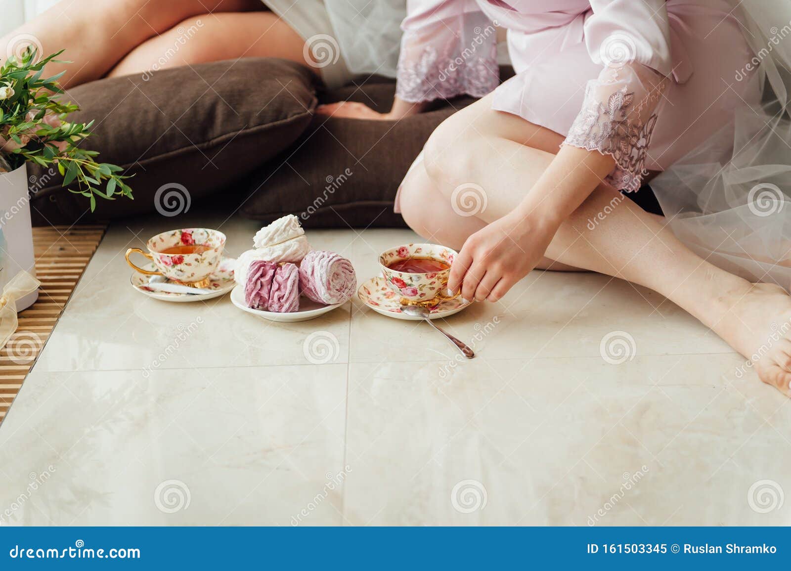 Un Jeune Couple En Train De Prendre Son Petit Dejeuner Au Lit Image Stock Image Du Heureux Fond Un Jeune Couple En Train De Prendre Son Petit Dejeuner Au Lit Image Stock Image Du Heureux Fond