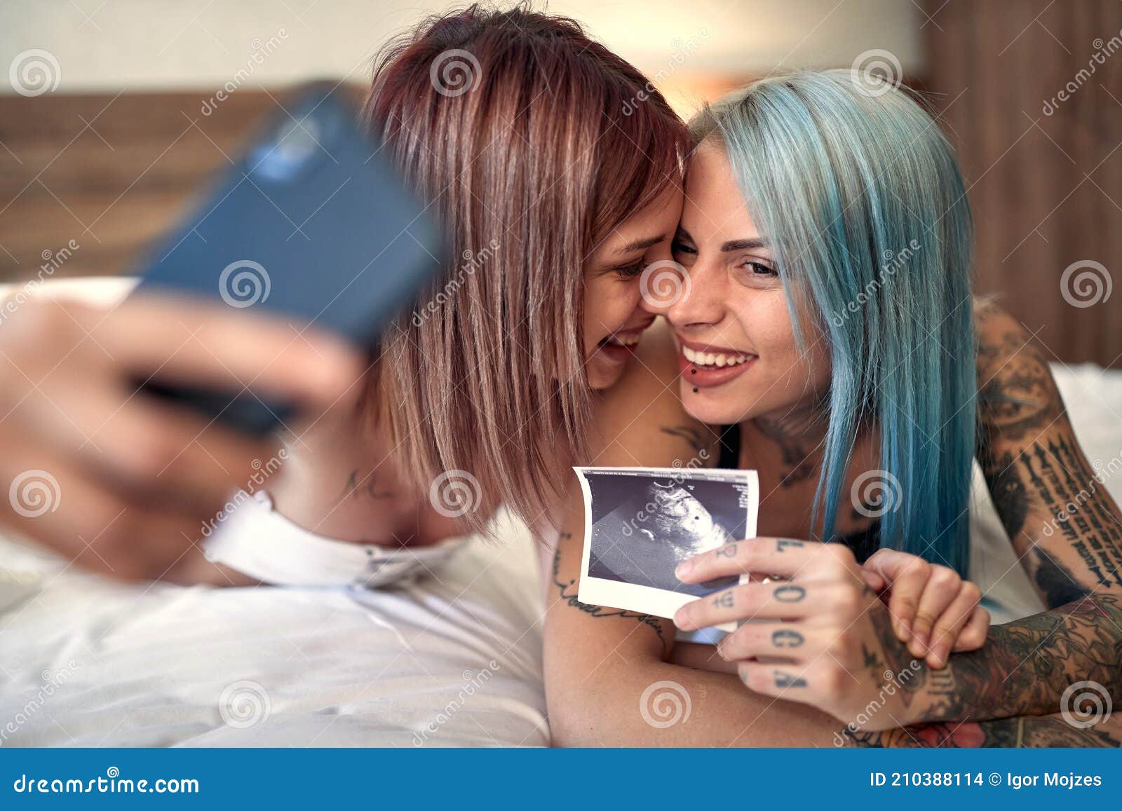 Un Jeune Couple Heureux Assis Sur Le Sol De L'ouverture Des