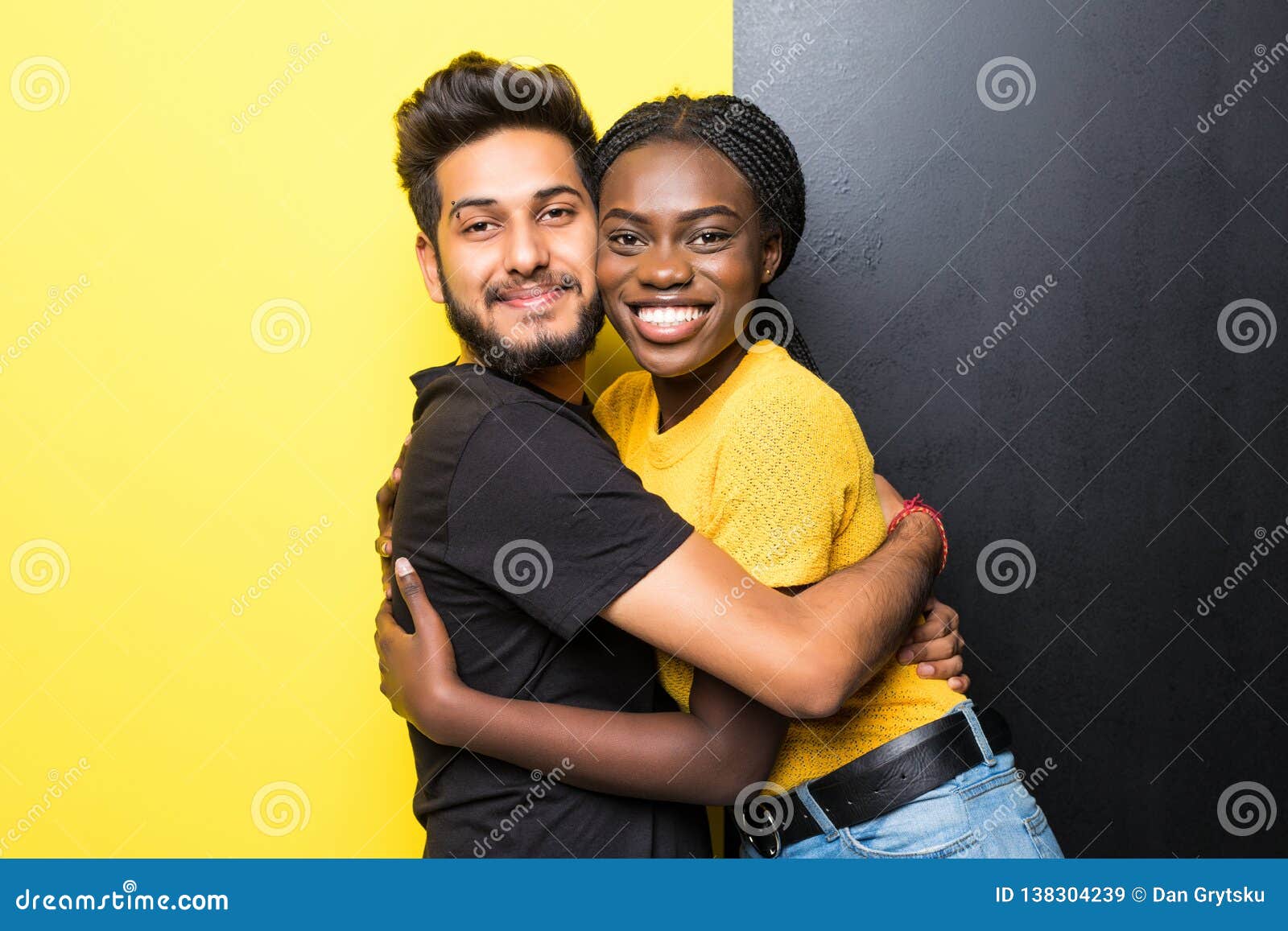 Un Jeune Couple Mixte Heureux Un Indien Et Une Femme Africaine Enlaces Sur Fond Jaune Noir Image Stock Image Du Fond Indien Un Jeune Couple Mixte Heureux Un Indien Et Une Femme Africaine Enlaces Sur Fond Jaune Noir Image Stock Image Du Fond Indien