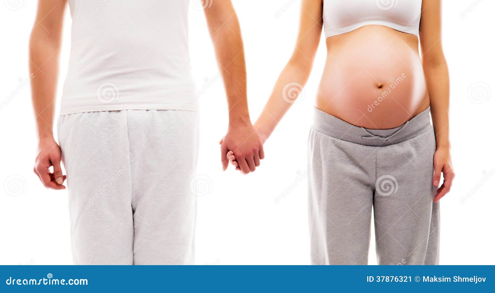 Un jeune couple : mère enceinte et un père. Un jeune et attrayant couple : mère enceinte et père heureux. Image d'isolement sur un fond blanc.