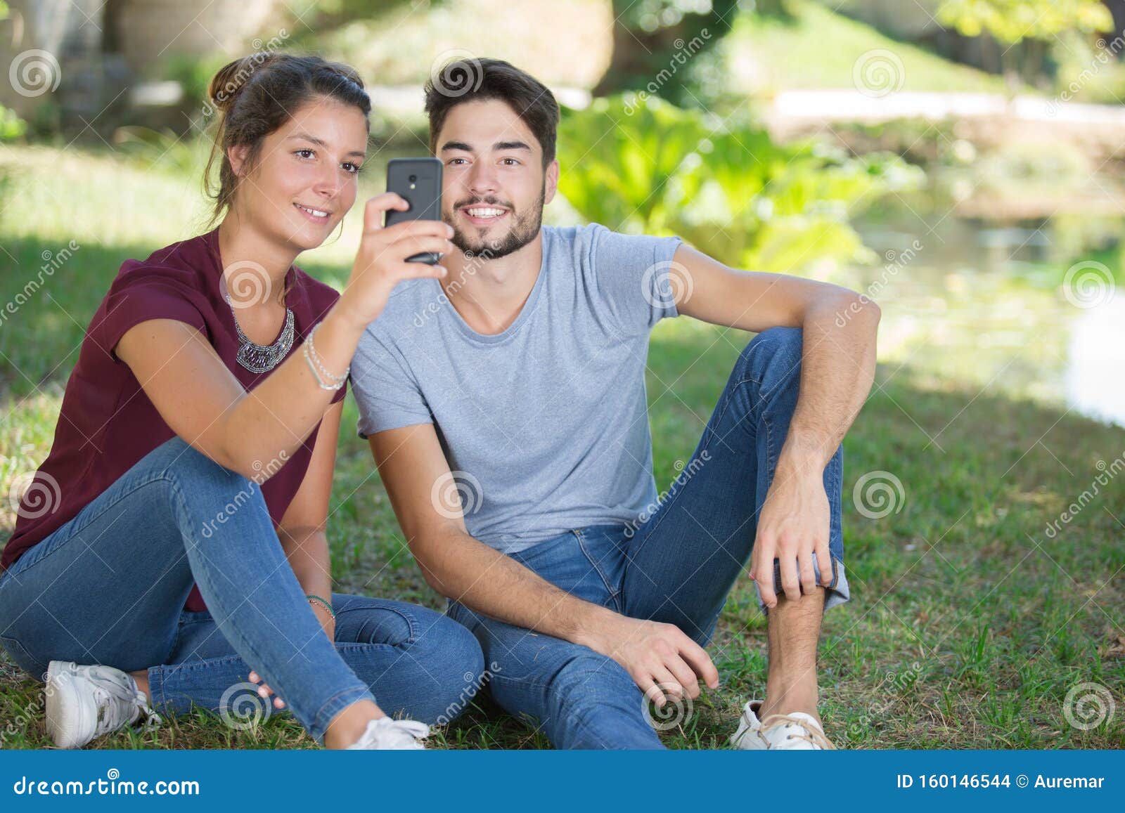 Un Jeune Couple Se Selfie Dans Un Parc Photo Stock Image Du Vacances