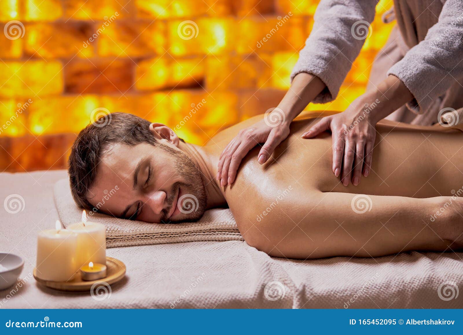 Un Jeune Homme Du Caucase Se Fait Masser Dans Un Salon De Beauté Image Stock Image Du Salon Caucase 165452095